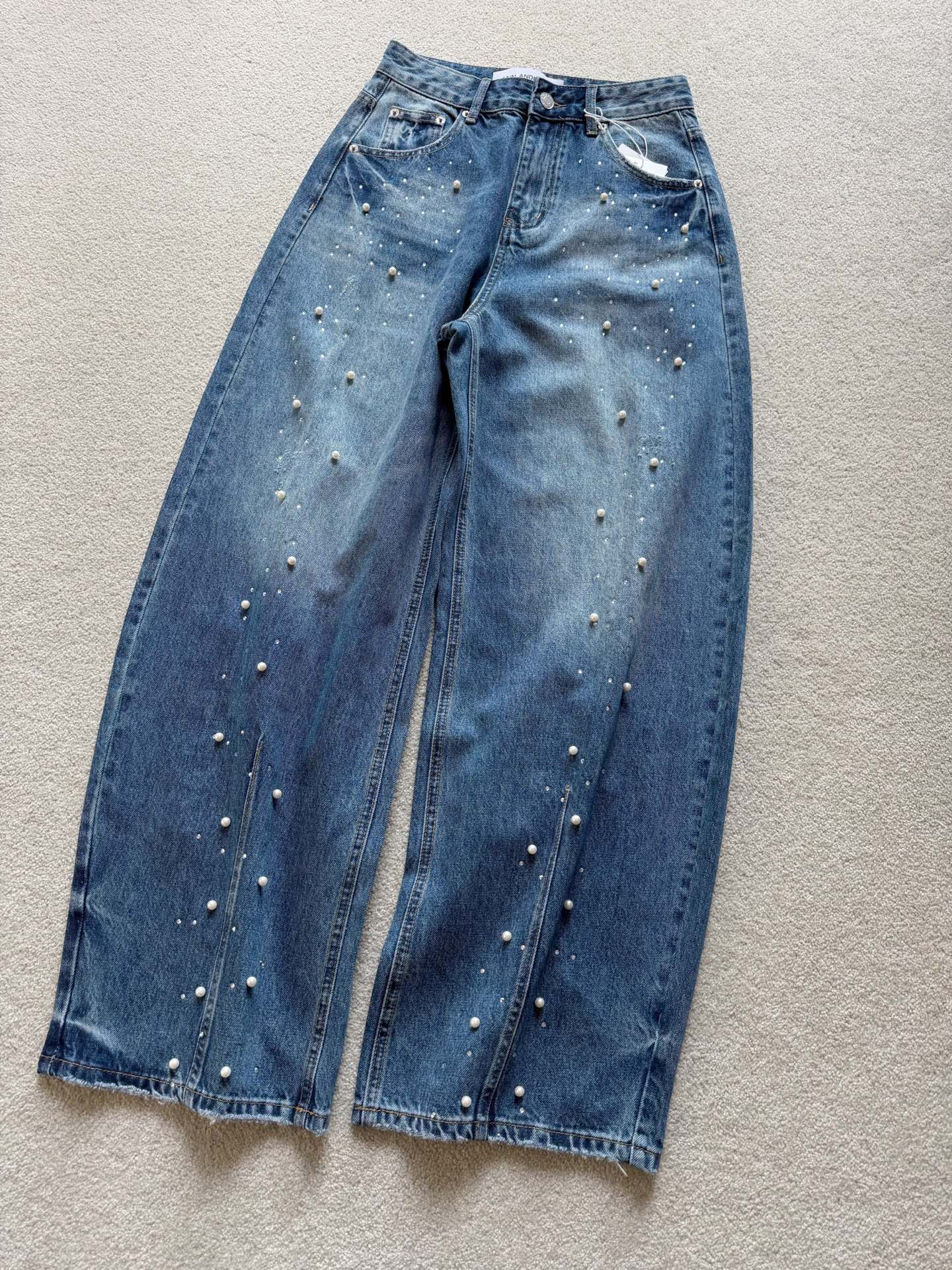 NO:560870,ANN's pants continue to be popular. The main scimitar pants type, everyone who has worn them knows it. Customized twill denim with normal thickness can be drilled at high temperature in all seasons + heavy-duty sewing pearls. There are almost no traces of stitching. The craftsmanship is restored to the fullest!! Customers with pear-shaped figures blindly accept this version. The promotion of mid-high waist beautification is not a problem. It is both refined and practical. It is a good trousers that is indispensable for the wardrobe,, alexander wang19860909继续爆火的ANN神裤 主打的弯刀裤型,穿过的都懂 定制斜纹牛仔棉正常厚度四季皆可高温烫钻+重工缝制珍珠 几乎看不到任何的缝合痕迹 工艺还原淋漓尽致 !!梨型身材的顾客盲收这种版型 中高腰美化推行不在话下既精致又有实穿性是衣橱不可或缺的好裤子,,alexander wang,Women's clothing