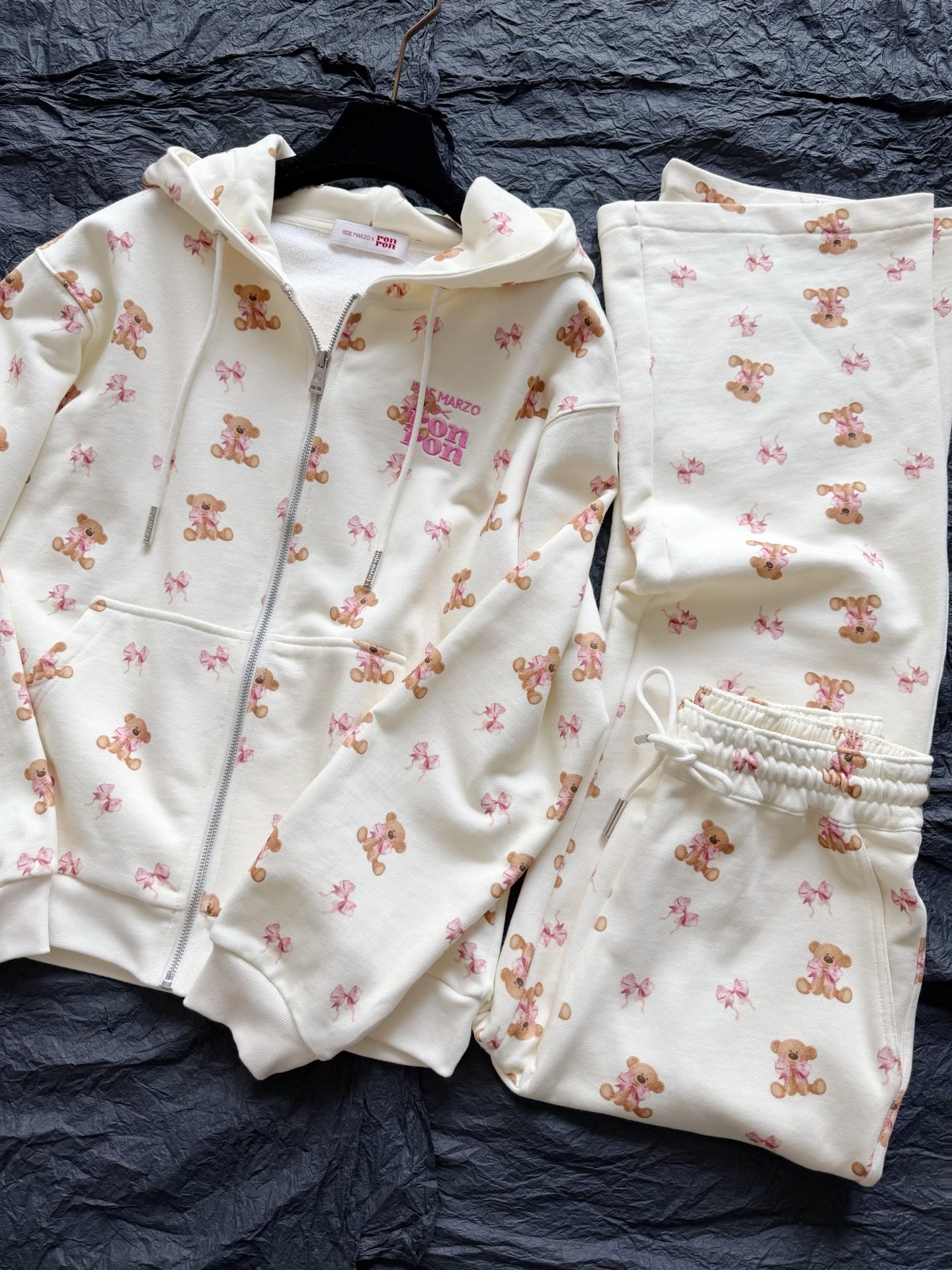 NO:549861,Actual photos of matching sweatpants. Soft and skin-friendly large coil pure cotton fabric. Penetrating bear print, co-branded embroidery, alexander wang19860909配套卫裤实拍图 软糯亲肤的大线圈纯棉面料 渗透型小熊印花,联名刺绣,,alexander wang,Women's clothing