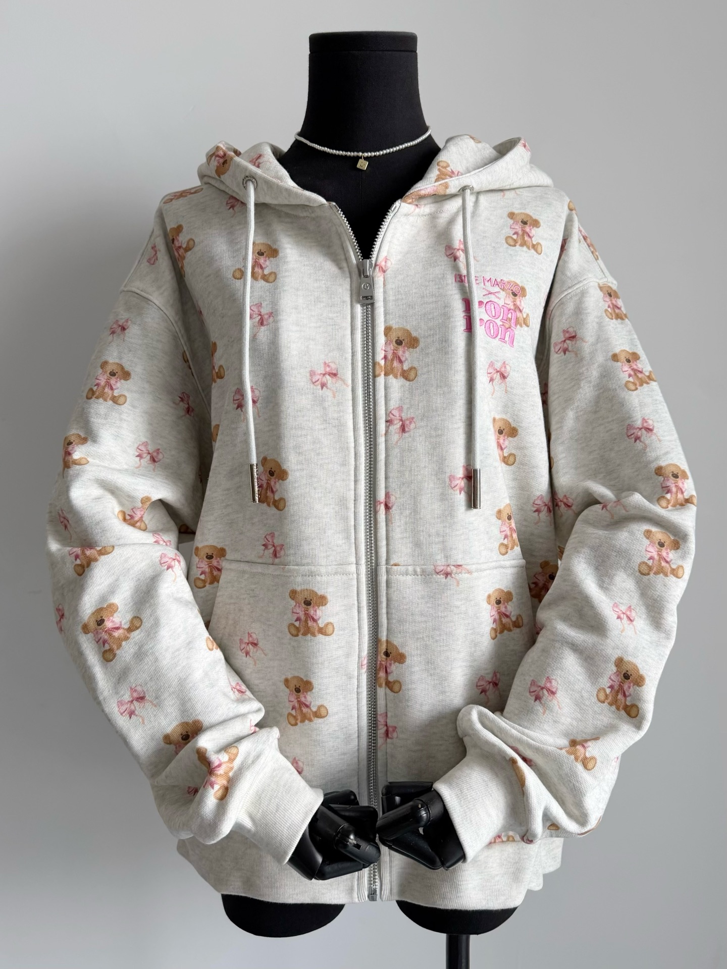 NO:549871,I haven't come up with such a heart-warming casual suit for a long time. I have kept this set myself!! The girlish heart design that can't stand the co-branded model. Customized floral gray/rice and apricot color large coil fabric. Soft and washed, skin-friendly and comfortable. The thickness is also available all year round. The whole piece is full of penetration printed bears and bows. The right sort is not an exaggeration at all. The hooded zipper jacket and elastic casual trousers can be used in daily life or comfort. The single size is loose and unlimited to all figures. Jackets & coats, hats, alexander wang19860909很久不出如此心动的休闲套装 我本人不是休闲风都自留了这一套 !! 扛不住联名款的少女心设计 定制花灰色/米杏色大线圈面料 经过柔软洗水亲肤又舒适 厚度也是一年四季都可以的.整件满副渗透性印花小熊和蝴蝶结 恰到好处的排序,一点也不夸张连帽拉链外套加弹力休闲卫裤 可以日常也可以舒适外出均码宽松版型对各种身材无限制,,jackets & coats,hats,alexander wang,Women's clothing