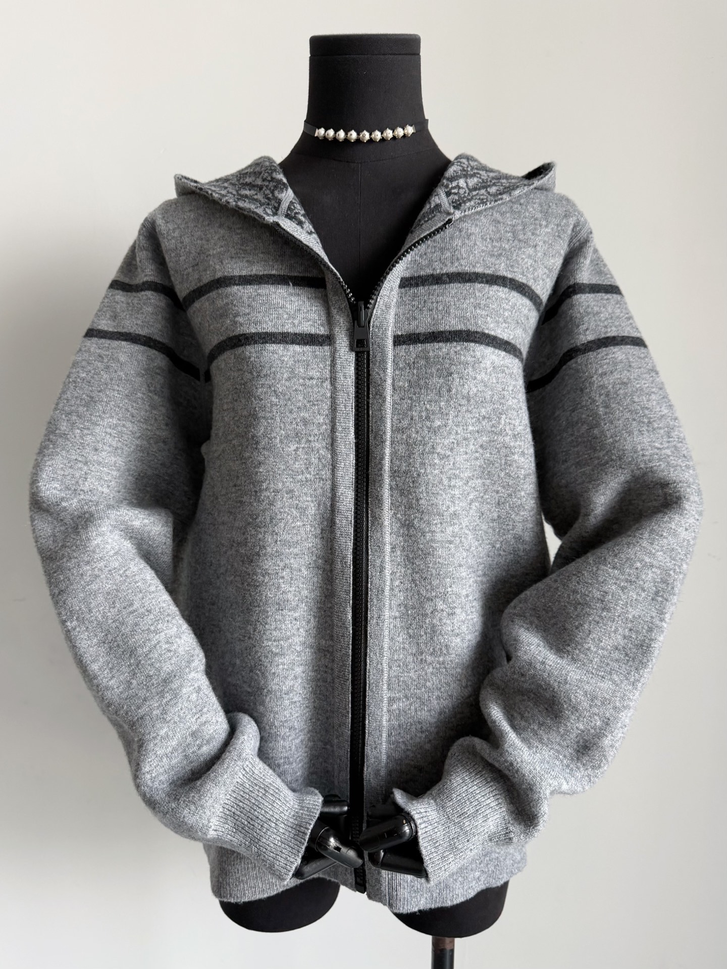 NO:549859,Dr25winter collects the series every year. WYSIWYG double-sided cashmere blended knit jacket. On the one hand, it is a low-key and durable plain jacquard. On the other hand, it is an unlimited classic and timeless presbyopic logo. Practical and recognizable meter, double-sided weaving. It has very high requirements for fabrics and machines. Cashmere blended, soft but also upright and stylish. Rib edging + hooded design. Casual and elegant balance is just right, Jackets & coats, hats, alexander wang19860909Dr25winter每一年都要收的系列 所见即所得双面羊绒混纺针织外套. 一面是低调耐看的素面提花 一面是无限经典永不过时的老花logo 实用又有辨识度计,双面织造 对面料和机器要求都非常高 山羊绒混纺,柔软却也挺拔有型 罗纹收边+连帽设计 休闲和优雅平衡得刚刚好,,jackets & coats,hats,alexander wang,Women's clothing