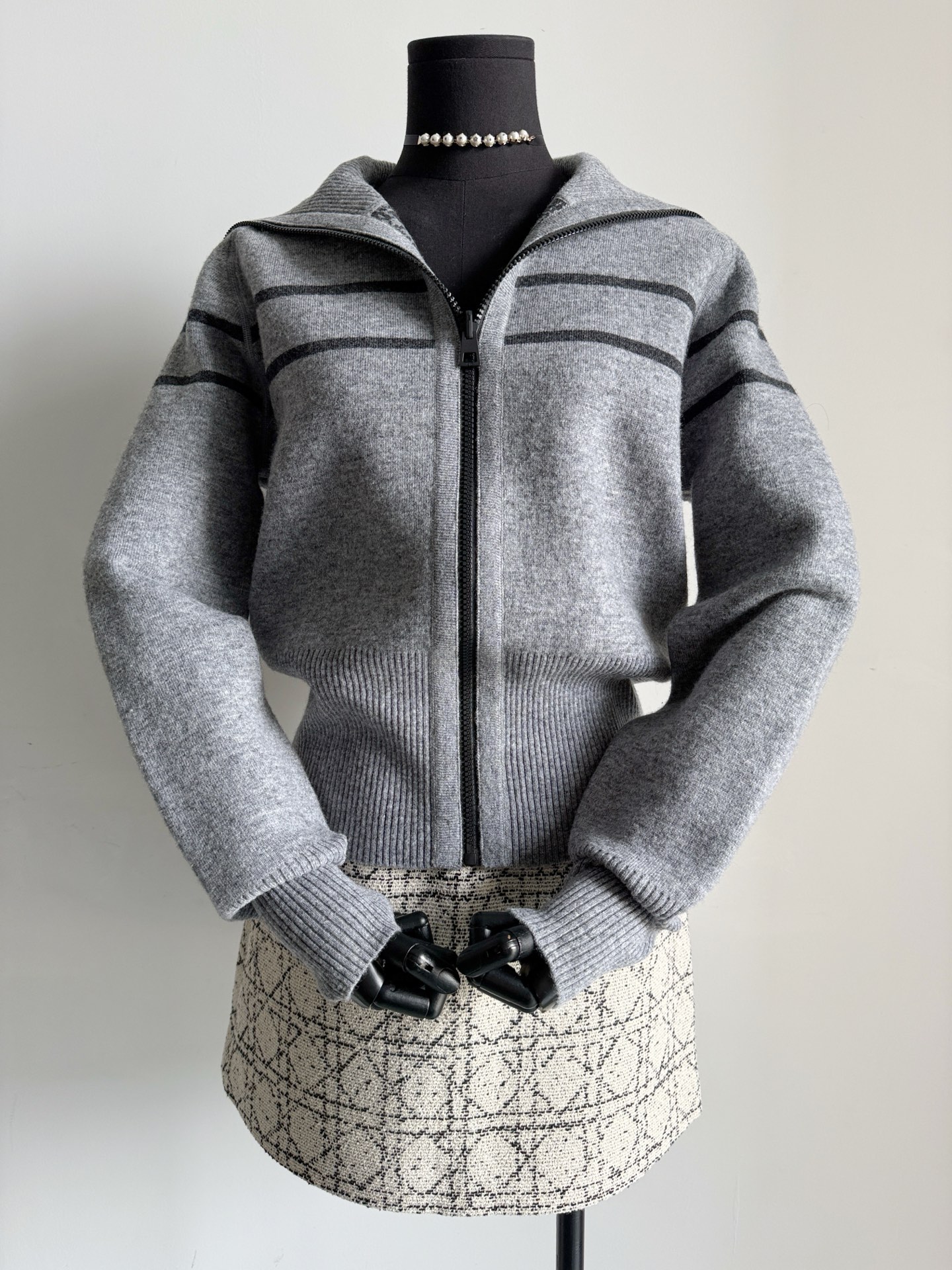 NO:549869,Short lapels are still to be given to you to meet the needs of different occasions ~~ This year's low-key and luxurious color scheme, beautiful to a new level. Low-key and simple floral gray jacquard on the front. Classic jacquard logo on the back is never out of date. Cashmere blended, soft and upright. Zipper closed rib edges show more body proportions than hooded lapels. Intellectual and casual and advanced. It is highly recommended that both models be used, with slow hand rhythm, Hats, alexander wang19860909翻领短款仍然要给你们出 满足不同场合穿搭需求 ~~ 今年的低调奢侈配色,美出新高度 正面低调简约花灰色提花 反面经典提花logo永不过时 山羊绒混纺,柔软也挺拔 拉链闭合罗纹收边 对比连帽翻领更显身材比例 知性随性又高级 强烈推荐两款都要入,手慢无的节奏,,hats,alexander wang,Women's clothing