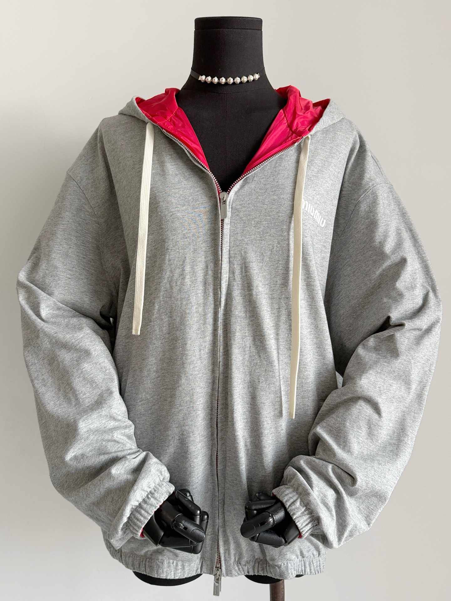 NO:560872,The double-sided jacket that Liu Haocun has planted has two styles, two styles, and one price. It is really a savings!! The outer layer is made of 100 pure cotton, which is soft and skin-friendly, and the inner 100 recycled cotton fiber has a crisp texture, silky and refreshing. The small details of the double-sided splicing and routing are neat and delicate, including the production of double zipper pullers. Every small detail is different from the market. The hooded loose version is casual and reduces age. There is no limit on body shape and age, both colors are available, jackets &  coats,hats,alexander wang19860909被刘浩存狠狠种草的双面穿外套两种穿搭 两种风格 一个价格入手真的太省了 !!外层100纯棉用料软糯亲肤内里100再生棉纶质感挺括,丝滑清爽 双面拼接走线小细节工整细腻 包括双拉链头制作 每一个小细节都区别市面.连帽宽松版型休闲减龄 对身材和年龄都不设限,两色齐码,,jackets & coats,hats,alexander wang,Women's clothing