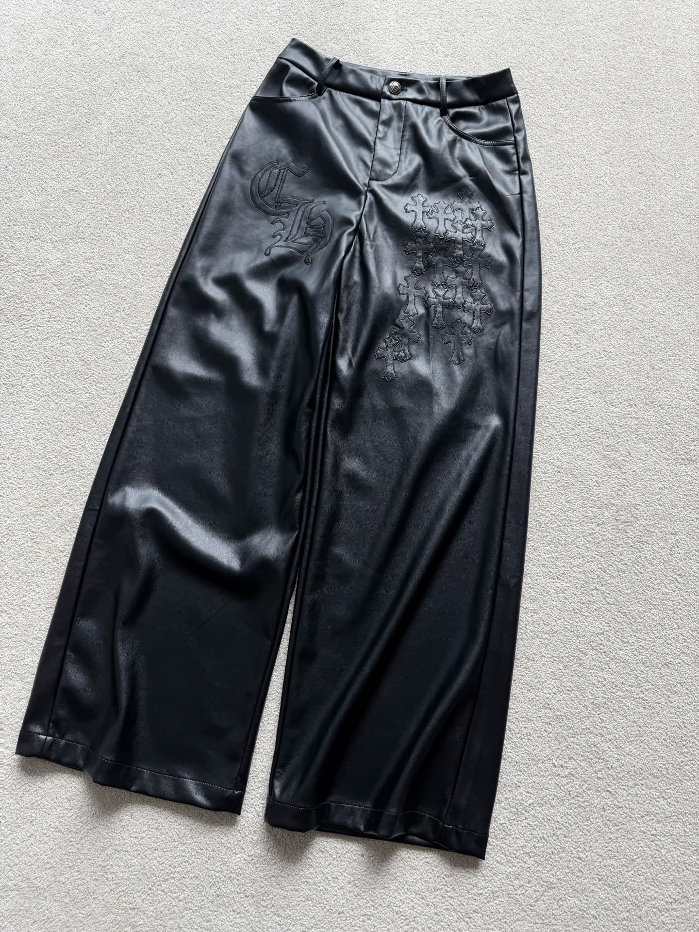 NO:560852,High quality, easy to care for, truly rare and rare leather pants!! Far more comfortable and easy to wear than you think, breaking the stiffness of traditional leather pants. Our family insists on custom-made high-quality PU leather, island silk + polyester composite fabric, which has a soft touch and drape. It retains the luster of the leather, but is more comfortable. It is not stuffy and sweaty. It is not easy to wrinkle the leather. The wiring is fine and neat, and the imported machine embroidery cross pattern is loose and straight to beautify the leg shape.  Anyone can wear it and have a good figure,,alexander wang19860909高质感 好打理 真正可遇不可求的神级皮裤 !! 远远比你想象中更加舒适好穿 打破传统皮裤的僵硬感 我们家坚持定制优质PU皮 海岛丝+涤复合面料 兼具柔软触感和垂坠感 保留了皮质的光泽感,却更舒适 不闷汗 不易起皱起皮 走线细腻工整,进口机器刺绣十字花 宽松直筒版型美化腿形 谁穿都有好身材,,alexander wang,Women's clothing
