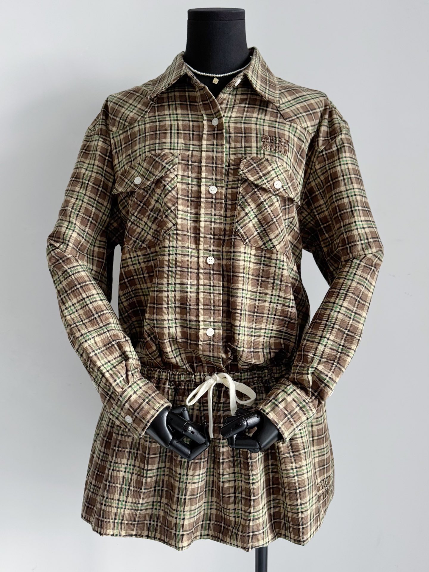 NO:560850,I have to buy a plaid shirt every autumn and winter. This year's Miu is hard to resist ~~ The tan style American retro plaid is customized with the same sheep wool fabric. It is soft and skin-friendly and very stylish at the same time. It does not lose the texture of the cabinet. The polo lapels are loose and drop off the shoulders without being picky. It is great to wear alone/layered/with pants/skirts. The double pockets on the chest are precisely matched with each other, making it easy to get a sweet and cool retro style.  Must-have outfits for autumn and winter,,miumiu,skirts,shirts,alexander wang19860909每一年秋冬都要入手格子衬衫 今年的miu很难让人拒绝 ~~ 棕褐色格调美式复古格纹 定制一模一样的绵羊毛面料 柔软亲肤的同时又很有型 完全不输柜子质感. polo翻领宽松落肩不挑人 单穿/叠穿/配裤子/配半裙都很出彩 胸前双口袋精准对格对花 轻松get甜酷复古风 秋冬穿搭必备,,miumiu,skirts,shirts,alexander wang,Women's clothing