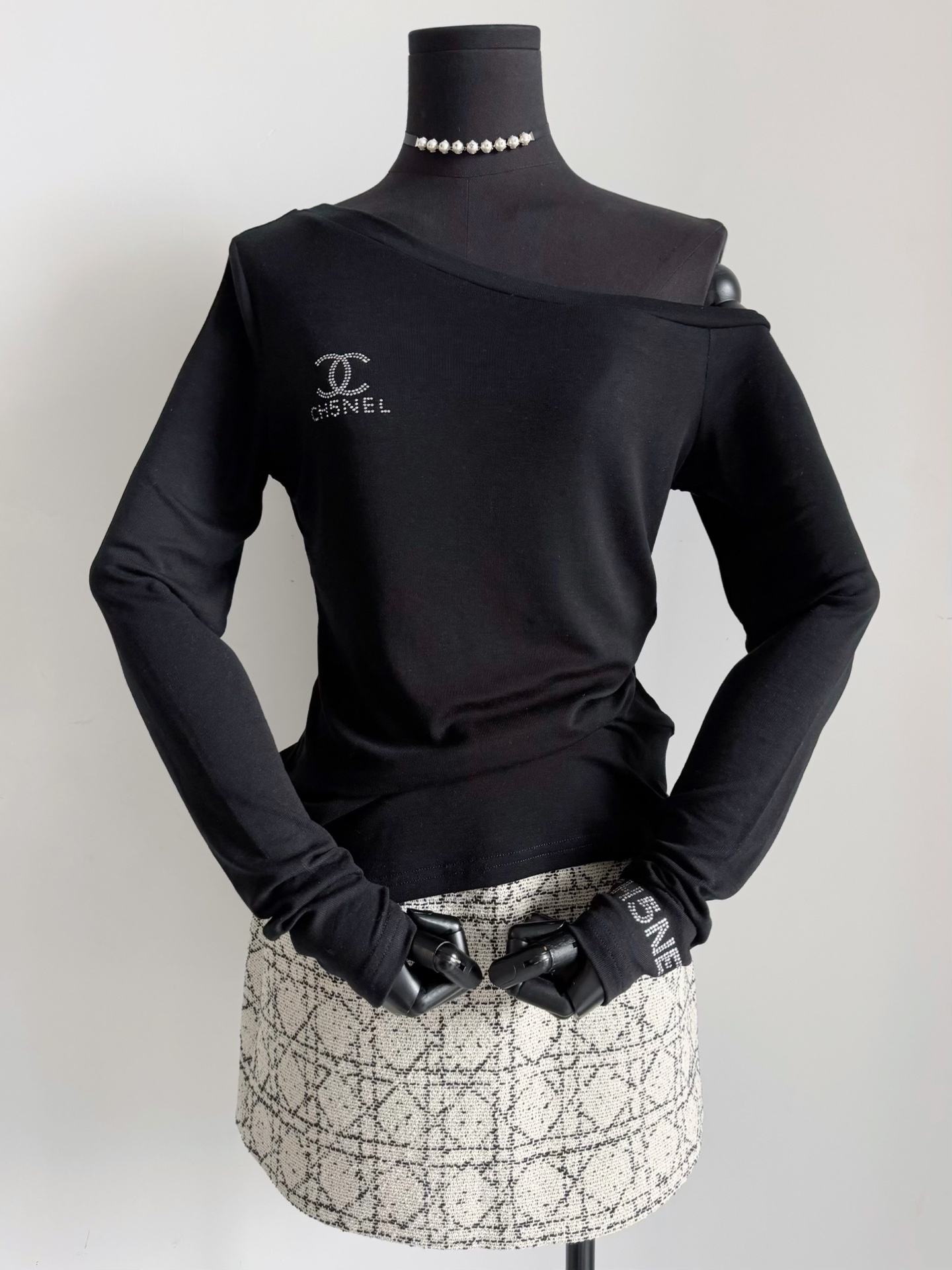 NO:560846,The slanted shoulder base layer is so beautiful that I love it. The comfort and texture are my favorites. It is easy to enter autumn. Textured item ~~ French romantic minimalist slant shoulder base layer with long sleeves. Customized lyocell blended wool fabric. Silky, skin-friendly and elastic, suitable for close fit. Exclusive CC high temperature rhinestone logo. The cuffs have simple letters with rhinestones to match. Whether worn alone or layered, you can easily achieve the minimalist and elegant style., alexander wang19860909美到我心坎上的斜肩打底呜呜 舒适度和质感都是心头爱 轻松入秋 质感单品 ~~ 法式浪漫极简斜肩打底长袖tee 定制莱赛尔混纺羊毛面料 丝滑亲肤富有弹力,适合贴身 专属CC高温烫钻Logo 袖口简约字母烫钻相呼应 无论是单穿还是叠穿 都能轻松拿捏极简优雅风,,alexander wang,Women's clothing