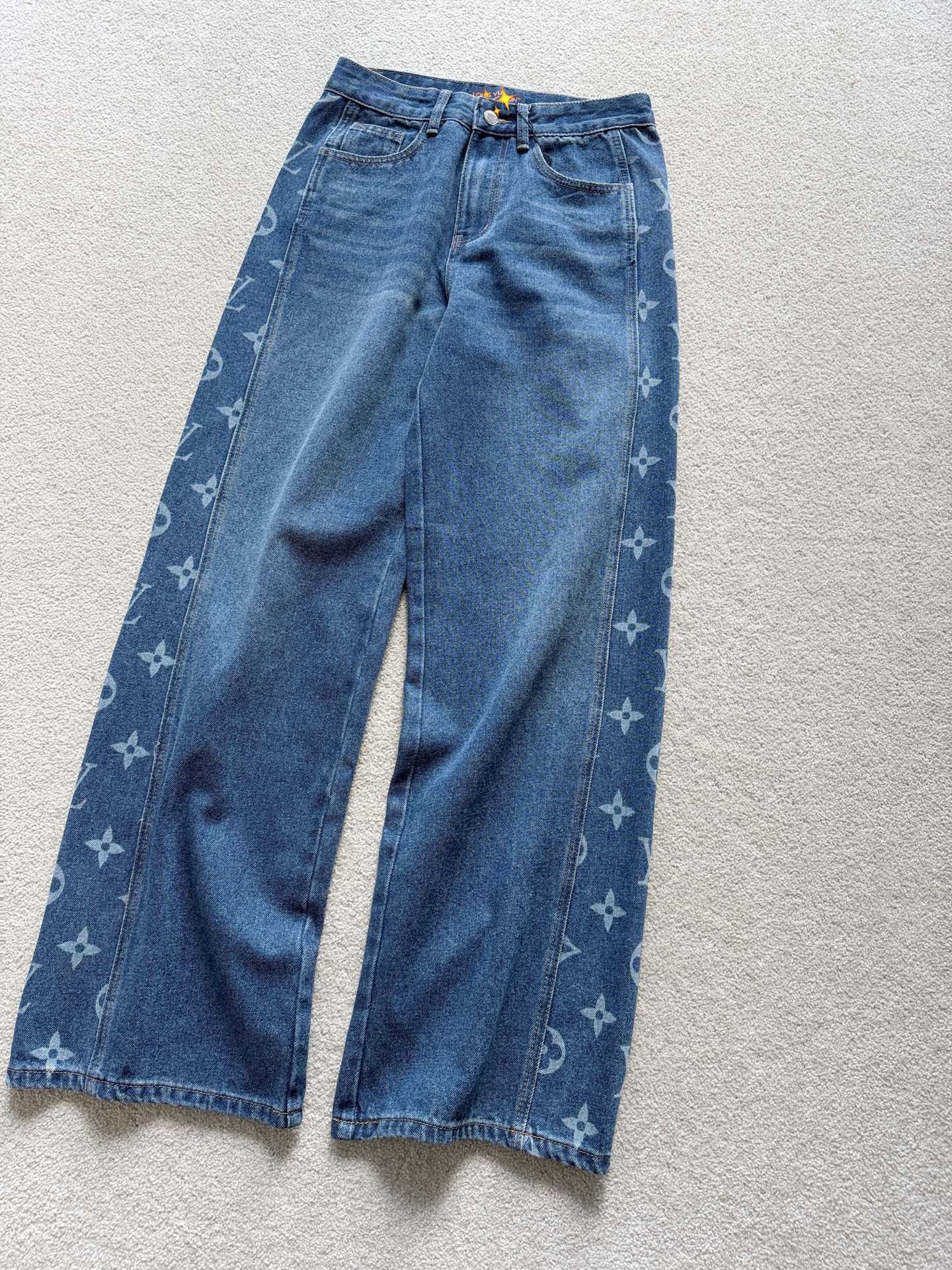 NO:561615,I bought a donkey top and these pants can be worn blindly without any mistakes ~~ They are both good-looking and practical. They are my daily favorite straight-leg version. Good news for pear-shaped figures!! The custom-made blue denim cotton is rich in texture. The eco-friendly wash restores the super authentic blue tone. The printed logo on the side is not too much or too little. Visually, the proportions and leg shape are better, Louis Vuitton, Alexander Wang19860909入手了驴的上衣 这条裤子可以盲收不出错 ~~ 颜值and实穿性都拉满 是我日常最爱的直筒版型 梨形身材的福音了 !! 定制正蓝色牛仔棉富有肌理感 环保洗水还原超正的蓝调 侧面印花logo点缀不多不少 视觉上也显得比例和腿形更好了,,louis vuitton,alexander wang,Women's clothing