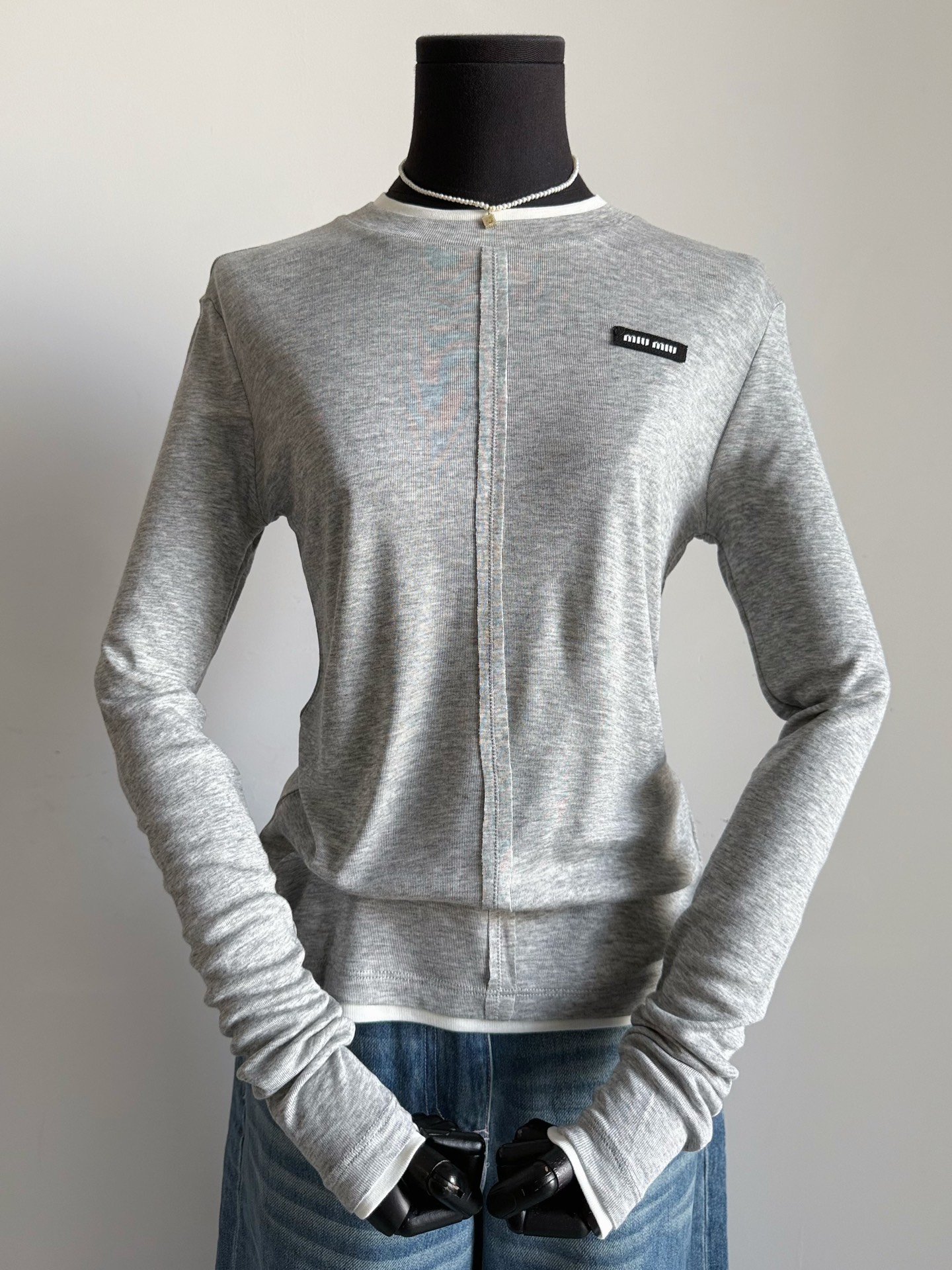 NO:562636,Regular customers can all feel that this year's product is dedicated to practical and easy-to-wear daily items. You will never buy it back and keep it in the box!! The fabric is enough to make people fall in love with it. Tencel + wool create an extremely skin-friendly feeling. The round neck H-shaped stacked fake two-piece design is more flexible and energetic than the previous bottoming shirts ~~ The gray is minimalist and high-end, the black is mysterious and slimming, smart people buy one and hoard one, alexander wang19860909老顾客都感受得到今年的出品 致力于实用又好穿的日常单品 绝不让你们买回去压箱底 !! 从面料上就足以让人爱不释手 天丝+羊毛打造极其亲肤的贴身感圆领H型叠穿假两件设计比以往的打底衫更加灵动富有活力 ~~ 灰色极简高级,黑色神秘显瘦聪明的都是买一件囤一件,,alexander wang,Women's clothing