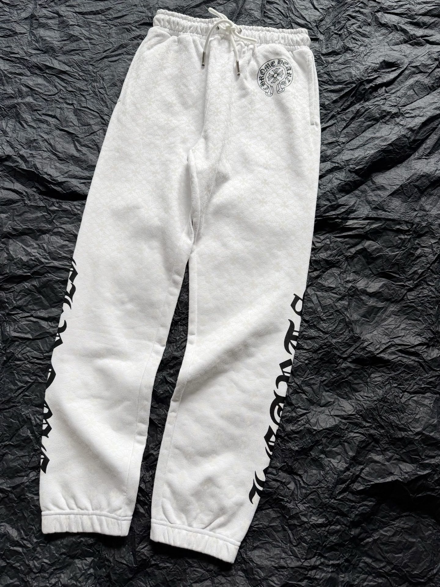 NO:562655,Chrome Hearts' new product is a hard-to-find sweatpants. They are different from the popular models in the market. I only sell high-quality and hard-to-match sweatpants. It can be said to be a sign of VIP status. A pair of sweatpants planted by Lisa. It is difficult to buy offline, and we have waited for a long, long time. Custom-made fleece pure cotton dark pattern printed fabric at the bottom, but not bloated at all, comfortable and easy to wear. Classic Sanskrit on both sides + horseshoe print on the front for full recognition. Suitable for daily leisure or sports, chrome hearts, alexander wang19860909chrome hearts新品超难买的卫裤 不同于市场烂大街的款 我家只出高品质又不易撞衫的. 可以说是vip身份的标识 被Lisa种草的一条卫裤 线下很难买,我们也等了很久很久 定制底抓绒纯棉暗纹印花面料 但是一点也不臃肿,舒适好穿 两侧经典梵文+前面马蹄印花辨识度拉满 无论日常休闲还是运动都适配,,chrome hearts,alexander wang,Women's clothing