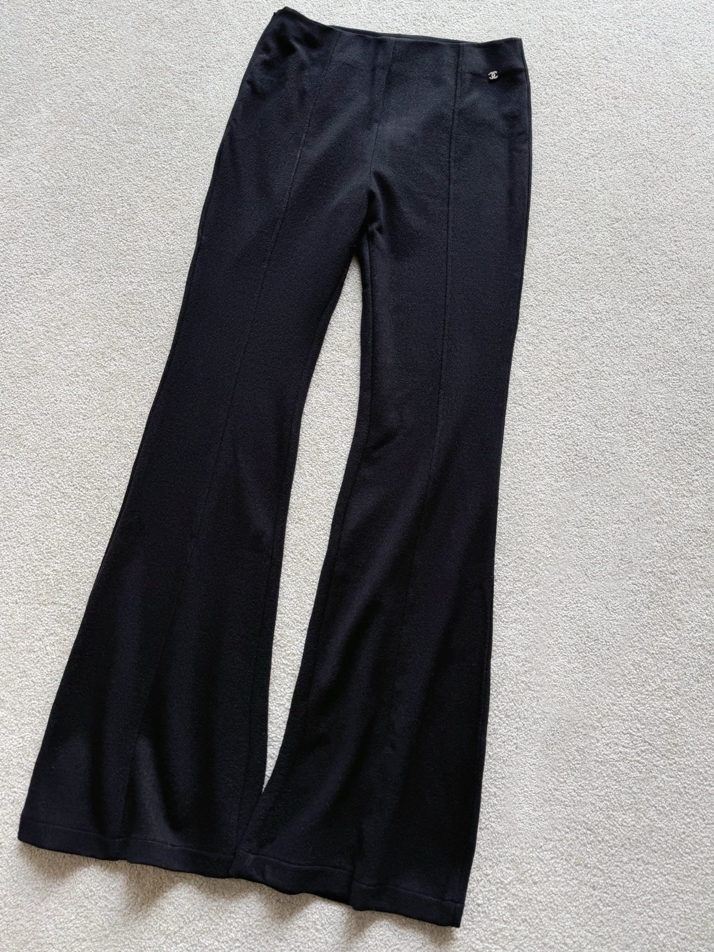 NO:564863,Here are the amazing pants that can be worn outside or as a base layer. The standard elastic slim pants for autumn and winter. The specially tailored slightly flared version beautifies the legs. Can be easily managed by tall and short people. The wool + mulberry silk blend gives texture and comfort. The surface is furry and feels. The side zipper waist is easy to put on and take off. A small logo embellishment is just right. It can be commuted every day. Both colors are available in stock,, alexander wang19860909可以外穿也可以作为打底的神裤来啦 秋冬标配的弹力修身裤 特别剪裁的微喇版型美化腿型 高矮个子都可以轻松驾驭 羊毛+桑蚕丝混纺赋予肌理感和舒适度 表面一层毛茸茸手感 侧面拉链腰方便穿脱 一个小logo点缀恰到好处 可日常可通勤,两色齐码入库,,alexander wang,Women's clothing