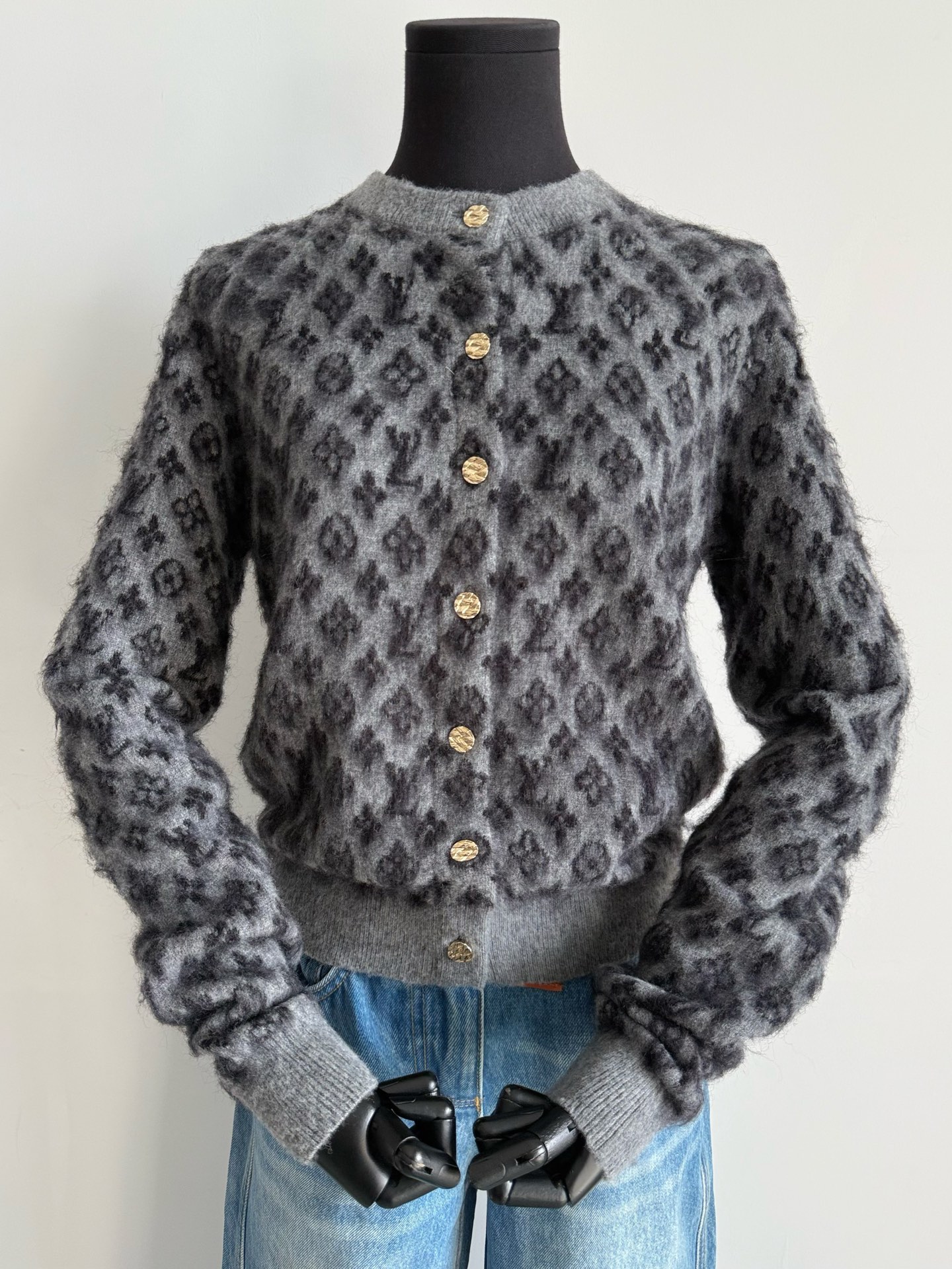 NO:565708,After the consumption downgrade, everyone is more understanding and more and more willing to spend money on materials. Insist on buying yb custom-woven and custom-dyed wool. Sheep wool + alpaca + cashmere + nylon. The saturation and the floating wool feeling of this layer on the surface can be restored to you!! What you see is what you get. Heavy-duty presbyopia weaving. The whole piece uses infrared positioning on the front and rear. It can be compared with any version on the market, no pressure. Customized hardware, delicate inner processing  You can make money by closing your eyes,,alexander wang19860909消费降级之后大家都更懂了 越来越愿意把钱花在材质上. 坚持购入yb定织定染毛料 绵羊毛+羊驼毛+山羊绒+锦纶 饱和度和表面这一层浮毛毛感 都给你们还原淋漓尽致 !! 所见即所得的重工老花织造 整件前后都采用红外线定位对花 可以和市面任意版本对比,无压力 定制五金,内里处理细腻 闭眼入手都是赚,,alexander wang,Women's clothing