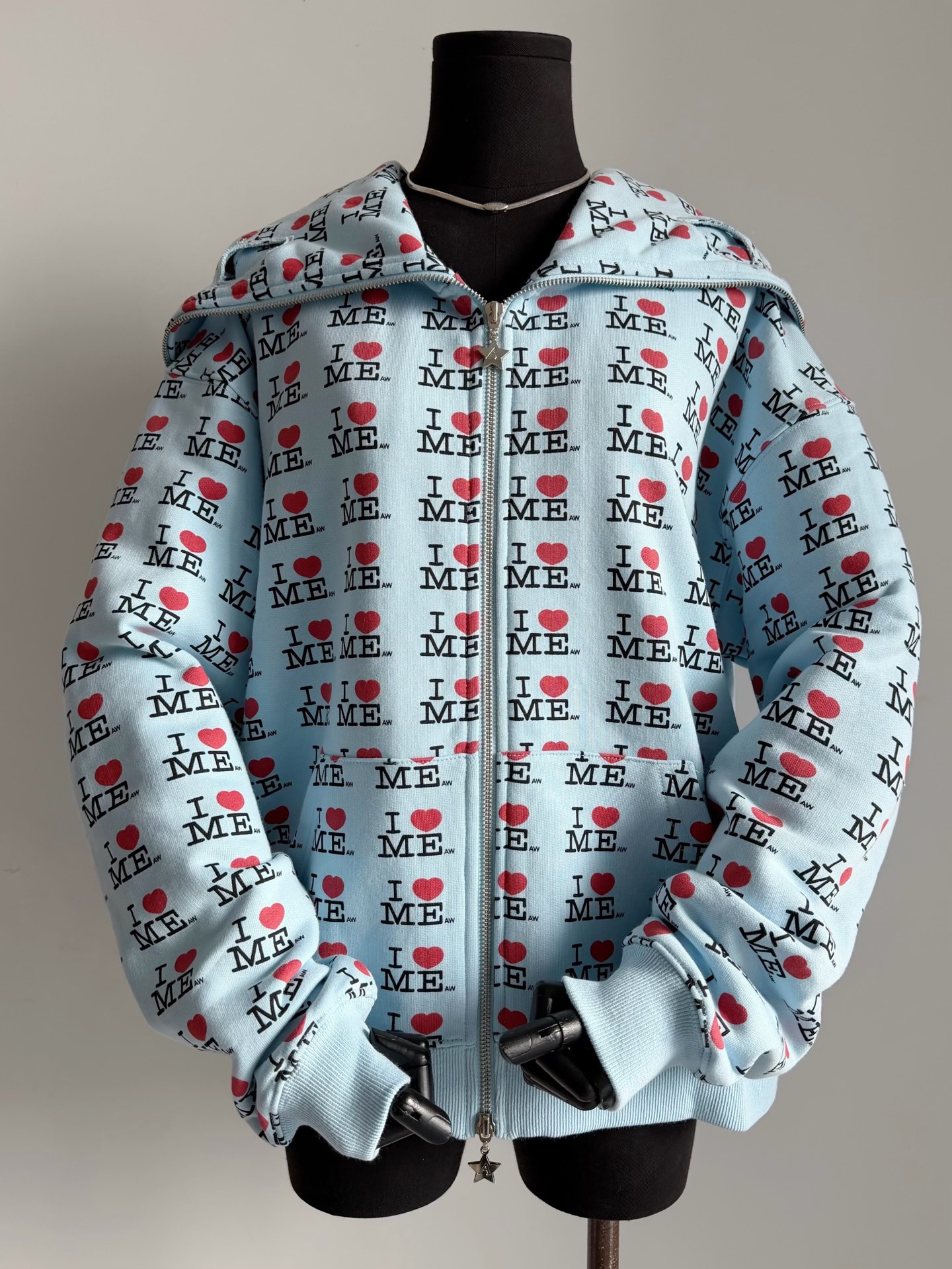 NO:563403,This year’s selection has really gone up a notch. Niche brands with such good aesthetics have all brought you trendy items that are popular on Instagram. Full of blue tones and classic prints. It seems difficult to control but is actually very easy to wear. Loose hooded sweatshirt + drawstring leggings. Items can be sold separately and can be combined as you like. Customized low-saturation pure cotton sweatshirt fabric. Light fleece inside is warm and delicate. Although it is loose, the upper body is not bloated at all. Tailoring is time-consuming and labor-intensive, and the materials used are huge.  Everyone knows that this kind of item is no simpler than any big brand, hoodie, sweatshirts, hats, alexander wang19860909今年选品真的有拔高一个档 如此好审美的小众品牌都给你们出齐 在ins上大火的时髦单品. 满副蓝色调经典印花 看似难驾驭实则很好穿 宽松连帽卫衣+抽绳束脚卫裤 可以分开出售的单品,任意搭 定制低饱和度纯棉卫衣面料 内里轻抓绒保暖又细腻 虽说宽松但上身一点也不臃肿 剪裁耗时耗力,用料也巨大 懂得都懂这种单品不比任何da牌简单,,hoodie,sweatshirts,hats,alexander wang,Women's clothing