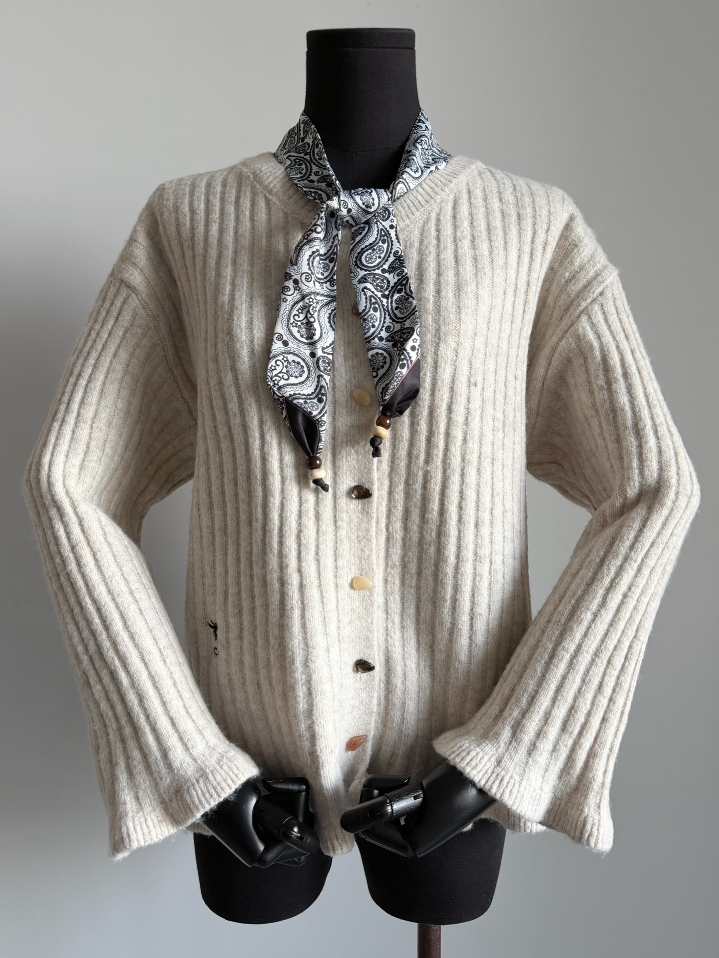 NO:563421,This year’s oatmeal tone really shouldn’t be too beautiful. It has just the right balance of sophistication, elegance and old-money style ~~ Linen + cashmere + mulberry silk blended fabric is extremely soft and skin-friendly, not tied at all. The loose version with dropped shoulders and small ruffle details beautifies the body proportions, making it more beautiful than ordinary cardigans. Delivered with detachable silk scarves for multiple uses. Hand-sewn colorful natural stone buckles. Simple infusion of artistic sense. Classic embroidered little bee logo viewed from a distance. A textured item that spans autumn and winter.  ~~,,alexander wang19860909今年的燕麦色调真的不要太美 精致优雅和老钱风兼顾得刚刚好 ~~ 亚麻+山羊绒+桑蚕丝混纺面料 软糯亲肤到极致,完全不扎 落肩宽松的版型搭配荷叶边小细节 美化身材比例,比普通开衫更美丽. 配送可拆卸丝巾多种用途 手工缝制彩色天然石质扣 简约注入艺术感 经典刺绣小蜜蜂Logo距离审视 跨越秋冬的质感单品 ~~,,alexander wang,Women's clothing