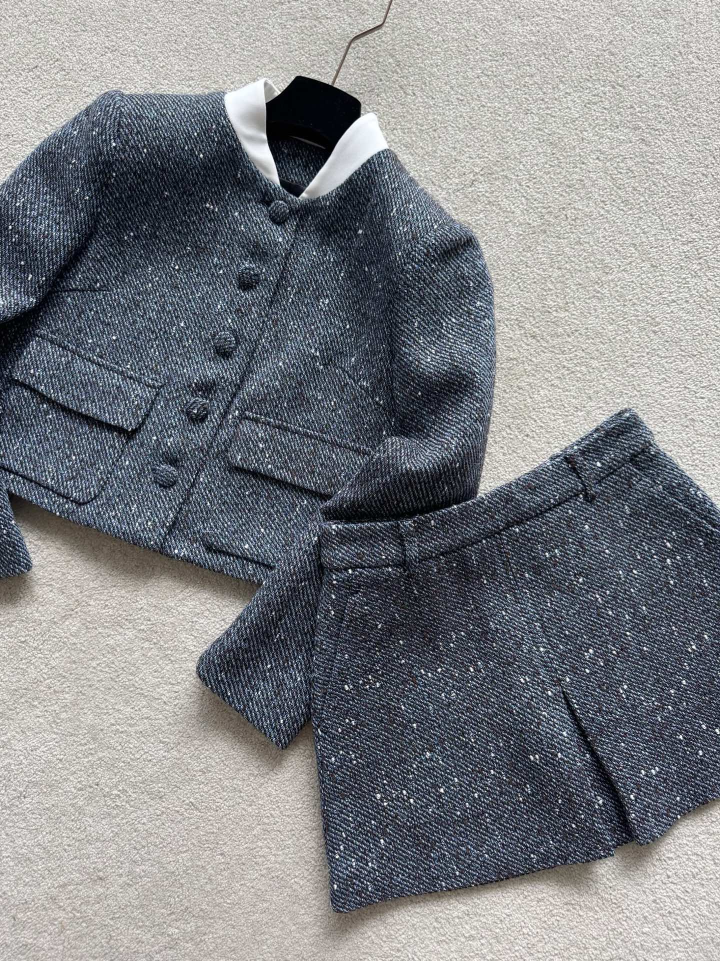 NO:566640,Actual photos of the matching skirt. Made from the same series of wool tweed fabrics. You can see the layers are rich and not cheap. The mid-high waist three-dimensional cut has a slit at the hem. The fake hip width/mother's hips are perfectly accommodated. The side zipper slit is easy to put on and take off. It is still a good item to match separately, skirts, alexander wang19860909配套半裙实拍图 同系列羊毛粗花呢面料 看得到的层次丰富且绝不廉价. 中高腰立体剪裁下摆开叉 假胯宽/妈妈臀都被完美包容 侧面拉链开叉方便穿脱 分开搭配也是依旧夺目的好单品,,skirts,alexander wang,Women's clothing