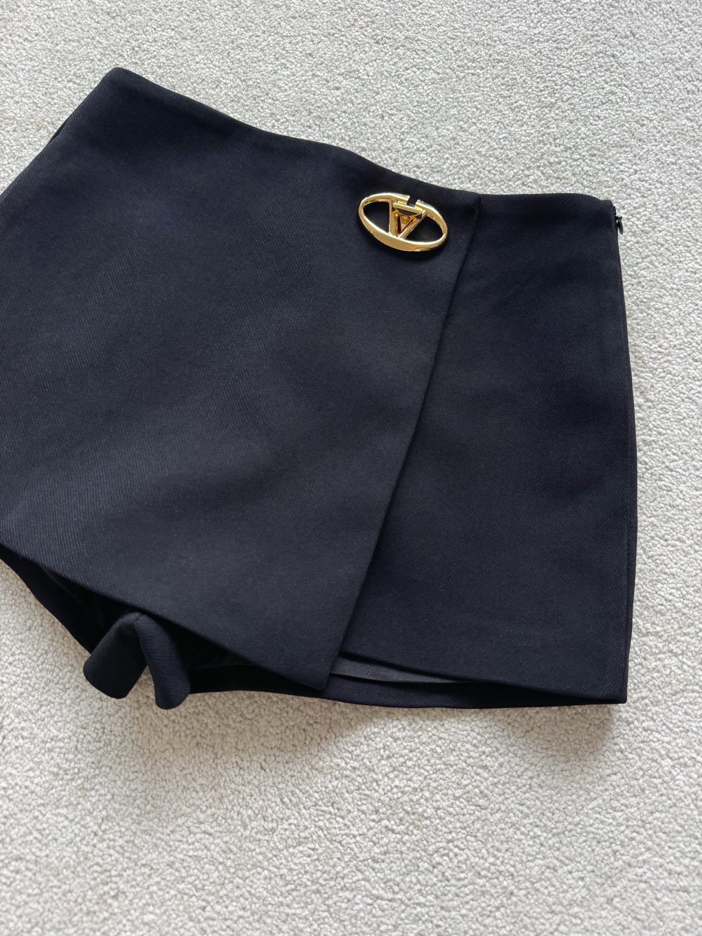 NO:565720,It’s really the king of all-purpose matching. VL’s culottes are as satisfying as ever!! Effortlessly refined, it looks like a skirt to cover up the body and look slimmer, but it’s actually a pair of shorts for practical wear. It’s a high-end basic model worth stocking in your wardrobe ~~ Refined imitation wool + mulberry silk fabric, three-dimensional tailoring, mid-high waist, beautifying the waist-to-hip ratio  The gospel of various false hip widths/mom hips/pear-shaped figures is simple and fashionable, versatile pants and skirts that can be worn in all seasons, skirts, shorts, alexander wang19860909真的是万能搭配之王 VL的裤裙一如既往让人满意 !! 毫不费力的精致感 看似是条半裙遮肉显瘦 实则是条短裤实穿主义 衣橱值得多囤几条的高阶基础款 ~~精仿羊毛+桑蚕丝面料 立体剪裁中高腰美化腰臀比 各种假胯宽/妈妈臀/梨形身材的福音简约时髦,四季都能穿的百搭裤裙,,skirts,shorts,alexander wang,Women's clothing