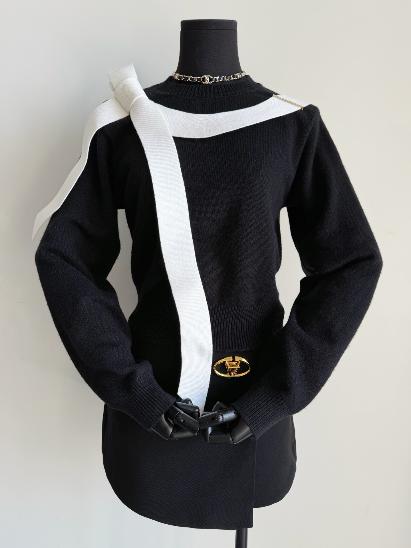 NO:565737,The unpopular 25K high-end product that only VIC knows. I recommend this sweater to be picked up immediately!! It can meet your needs for high-end occasions in the second half of the year. It has the recognition of big brands and a low-key and elegant design. Old Chanel fans like me know its gold content. Made of high-count cashmere fabric, the suede is rich and delicate, three-dimensional stitching on the right shoulder, H-shaped hem closure, yb consistent craftsmanship, straight white bow wrapping, including exquisite small hardware lettering.  A piece that shines brightly in your wardrobe!!,,chanel,sweaters,alexander wang19860909冷门款25K只有vic懂的高货 这件毛衣我推荐遇到赶紧收 !! 可以满足你下半年高端场合穿搭需求 既有大牌的辨识度 又有低调优雅的设计 像我这种香奈老粉都懂它的含金量. 采用高支羊绒面料 绒面丰盈细腻 立体缝合正肩H型下摆收口 yb一致工艺挺拔白色蝴蝶结缠绕 包括精致的小五金刻字 挂在衣橱都熠熠生辉的单品 !!,,chanel,sweaters,alexander wang,Women's clothing