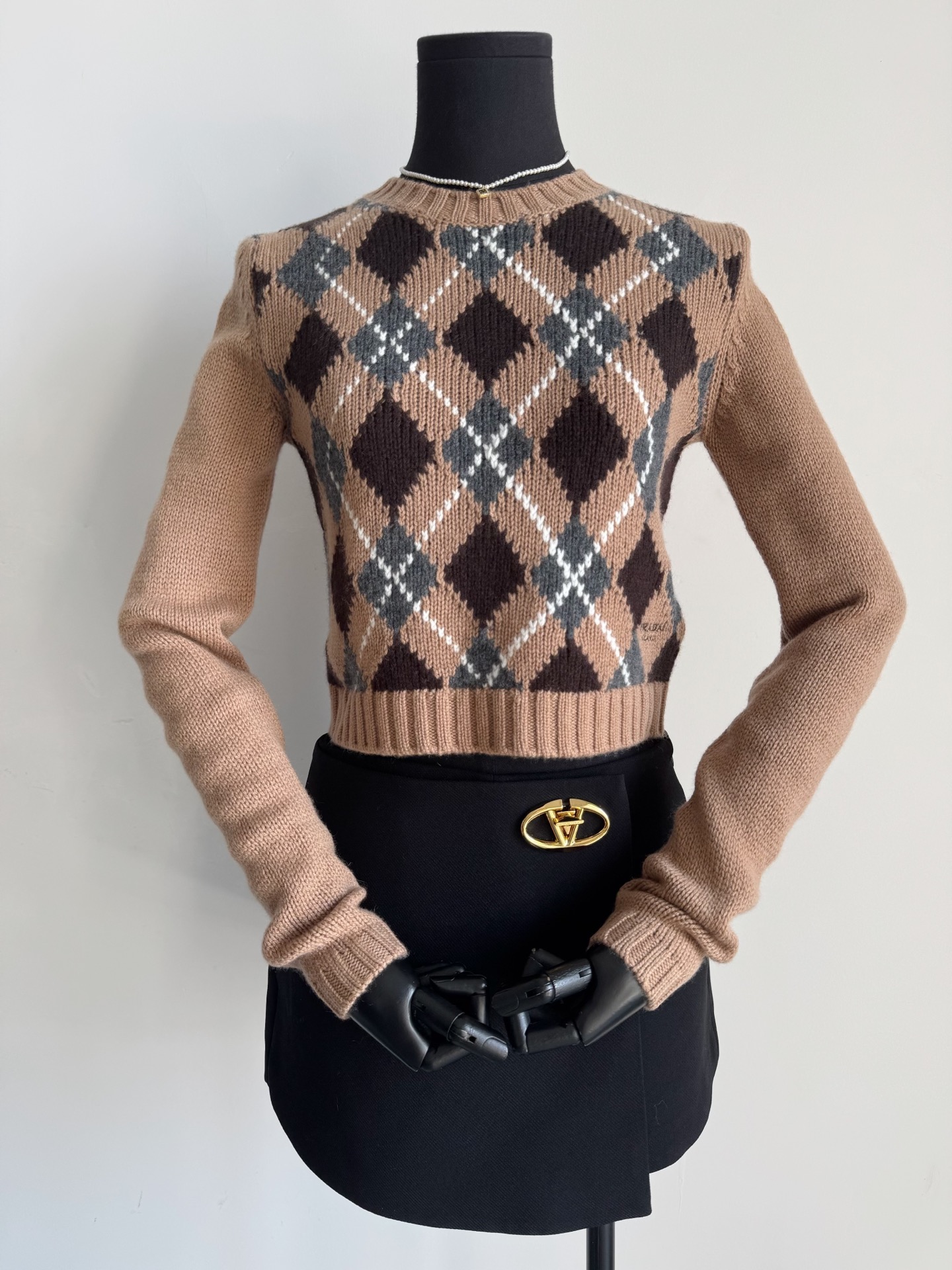 NO:566622,A plaid sweater that is soft to the heart. This color upper body is really a surprise!! It is not in vain. The cashmere wool that my bag has just been dyed is almost 99% restored without color difference, including the overall soft and waxy feel. It is also achieved through environmentally friendly soft washing. Five stars recommend the H-shaped right shoulder version with extended sleeves. It not only improves warmth, but also beautifies the body proportions. Whether worn alone or layered, it is a must-have sweater for autumn and winter.  !!,,alexander wang19860909软到心坎上的一件格纹毛衫 这颜色上身真的给足了惊喜 !! 不枉费我家包刚定染的山羊绒毛料 几乎99还原无色差 包括整体的软糯手感 也通过环保柔软水洗做到了极致. 五颗星推荐H型正肩版型袖子加长 不仅提高了保暖度,也美化身材比例 无论是单穿还是内搭 都是秋冬必备的小衫 !!,,alexander wang,Women's clothing