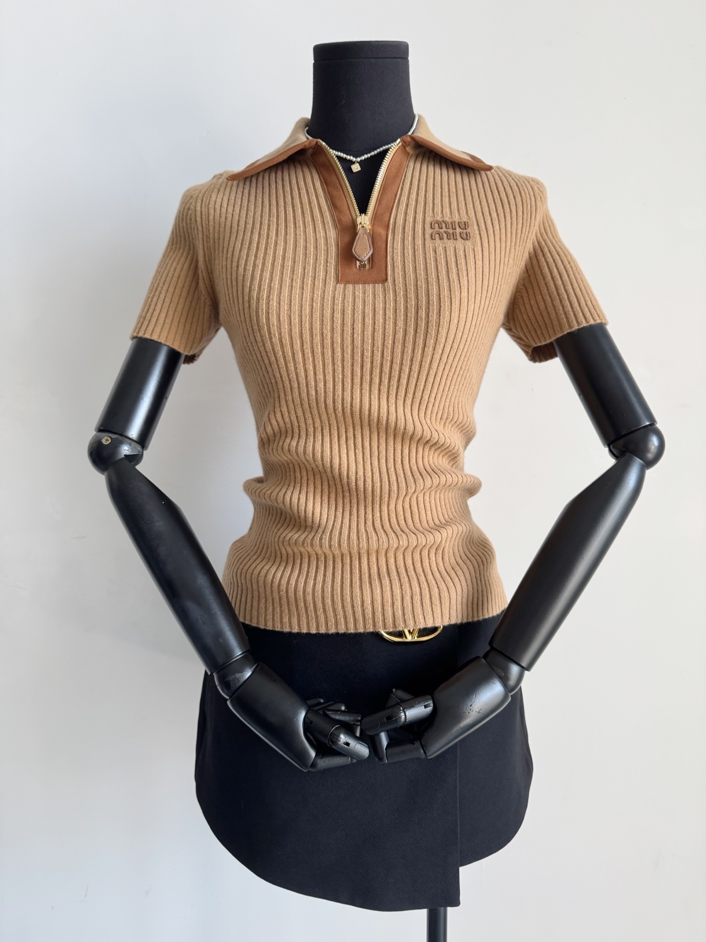 NO:566647,Get a knitted tee now that you can wear until spring and summer next year. I want something that looks good and is practical~~ Polo knitted short-sleeves that are instantly appealing. Cashmere blended nylon that is custom-woven and dyed 87. It is soft, comfortable and elastic enough. It is recommended to be worn next to the body without any restraint. There is no tightness when raising the hands/leaning over/sitting for a long time and does not tighten the waist. High-density knitted vertical pit stripes hide excess fat. Three-dimensional embroidered leather logo and leather binding.  The details are a bit more elegant. It is a timeless knitted short-sleeved shirt, T-shirt, alexander wang19860909现在入手可以穿到明年春夏的针织tee 就是要这种有颜值又有实穿性的~~ 一眼沦陷的Polo针织短袖 定织定染87的山羊绒混纺锦纶 足够柔然舒适又富有弹力 推荐贴身穿,无拘无束 抬手/俯身无紧绷感/久坐不勒腰 高密针织竖坑条纹藏多余赘肉 立体刺绣真皮logo加皮革包边 细节多了几分贵气感 是永不过时的一件针织短袖,,T-shirt,alexander wang,Women's clothing