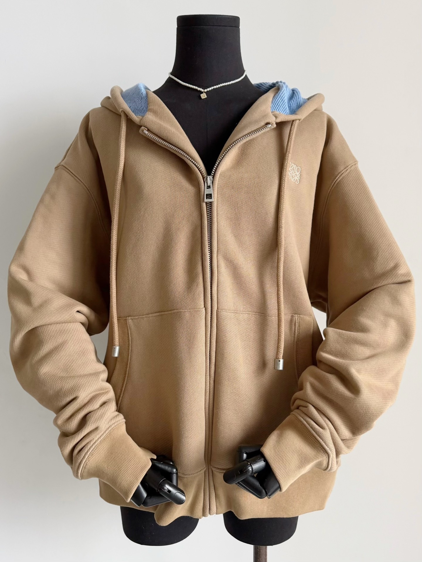 NO:566663,There are very few casual sweatshirts that are the same for both men and women. This type of product in my house must be high-quality, and you can buy it back and reimburse the quality. Custom-woven and custom-dyed large-coil sweatshirt fabrics with completely different colors inside and outside. The old and contrasting blue base material breaks the monotony of daily sweatshirts. The requirements for fabrics and machines are extremely high. Custom-dyed in a vat with no color difference, multiple ambient light measurements. Customized solid drawstring pulls + zipper pulls. All kinds of small details allow you to buy with confidence and worry-free.  Loose shoulders are not flattering, and can be worn casually, hoodie, sweatshirts, alexander wang19860909极少数休闲卫衣男女同款 我家这种款式出品必定精品 可以让你们买回去直接报销的质量. 定织定染大线圈卫衣面料 里外完全不一样的配色 做旧撞蓝色底料,打破日常卫衣单调感 对面料和机器的要求都极高 包缸定染无色差,多种环境光测 定制实心抽绳头+拉链头 各种小细节都让你们买的放心省心 宽松落肩不挑身材,随意驾驭,,hoodie,sweatshirts,alexander wang,Women's clothing