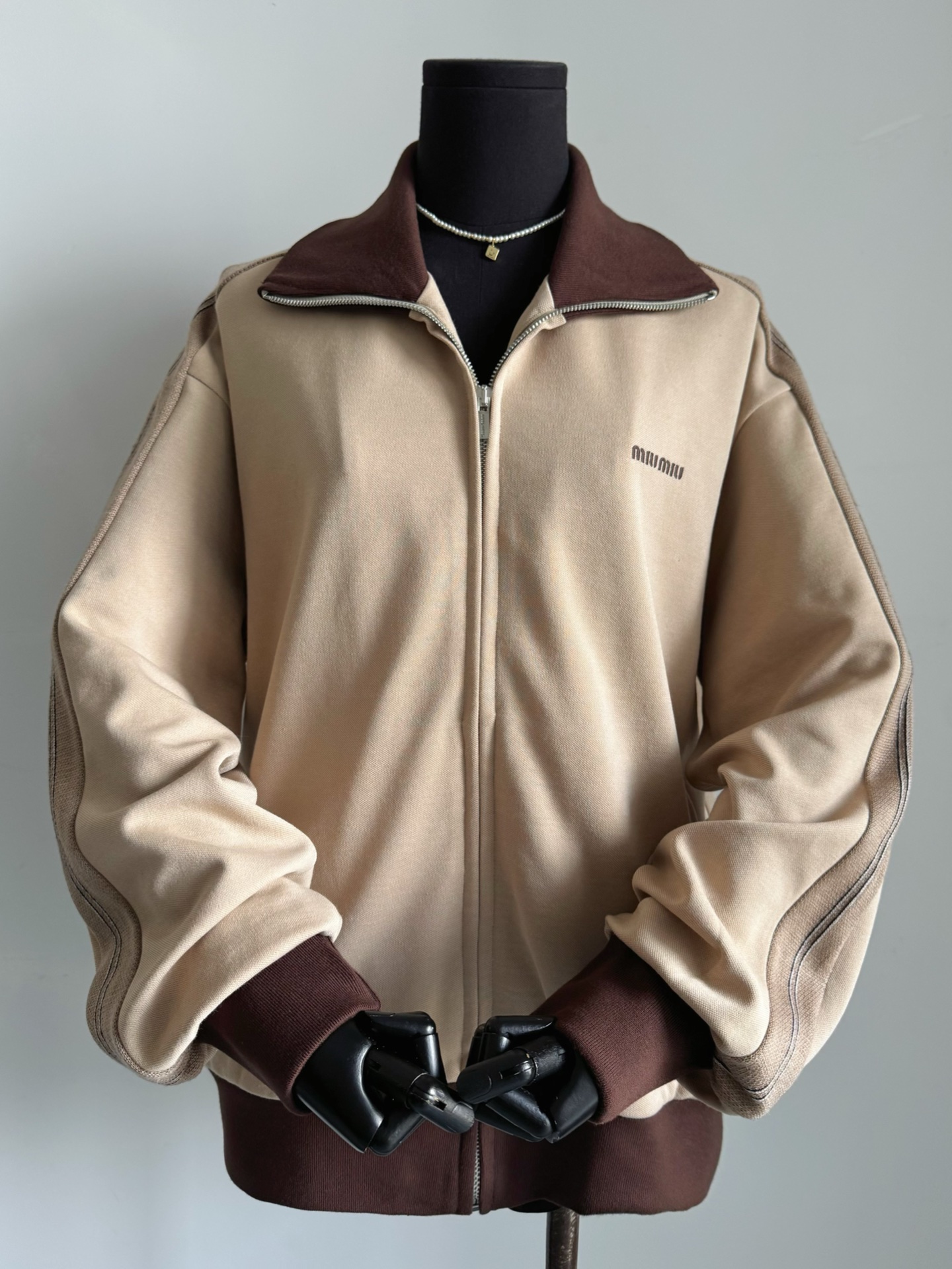 NO:567796,The Atheneum pop-up series continues to be released~~ The American retro fashionable jacket looks ordinary, but the upper body is very grassy. This Maillard color is worth savoring. Just grab a pair of jeans from the closet and it will fit perfectly with it!!  coats,jackets & coats,alexander wang19860909Atheneum快闪系列继续发布~~ 美式复古时髦夹克外套 看似平凡,上身却狠狠种草 这个美拉德配色值得细细品味 从衣橱随便抓条牛仔裤 都能和它完美适配 !! 包缸定染纯棉运动卫衣面料加螺纹 收口走线包括落肩剪裁,边缘平整无毛刺 表里如一的细节拒绝廉价感 可以和家属共享的休闲外套,,hoodie,sweatshirts,jeans,jackets & coats,jackets & coats,alexander wang,Women's clothing