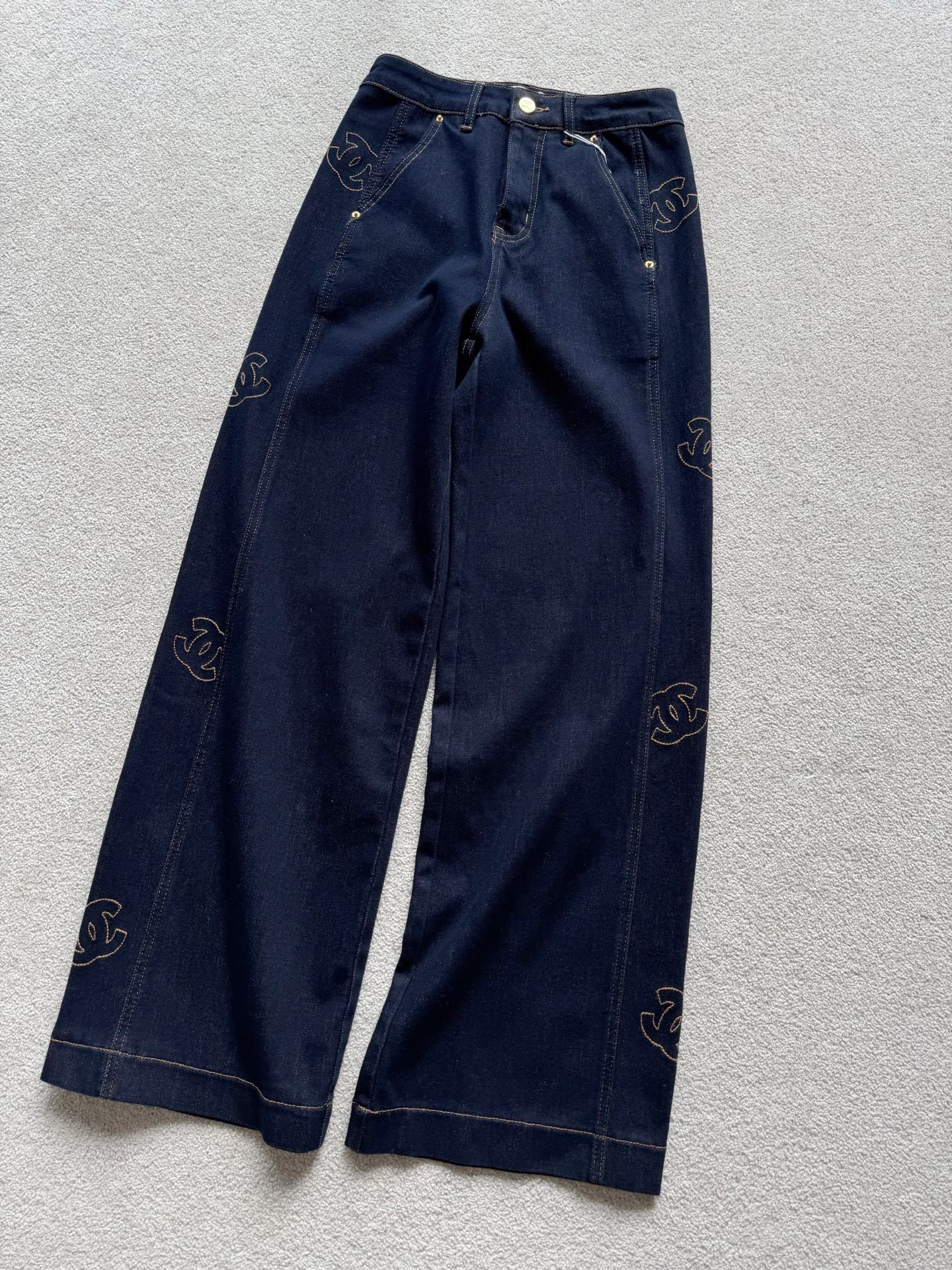 NO:566648,Here are some amazing trousers for autumn and winter. I have been waiting for this dark blue denim fabric for a long time. It is so authentic, so high-end and slimming!! The embroidered logo on the side is what I am most attracted to. It is a simple and low-key design, not too much, not too little, and it also plays a role in beautifying the proportions. Straight-leg pants with medium and high waist, easy to wear and not picky at all. No matter how many jeans you have in your wardrobe, there is still a reason to buy this pair.,,jeans,alexander wang19860909给你们出的秋冬搭配神裤 这个深藏蓝牛仔面料等了很久 如此正,如此高级显瘦 !! 侧面刺绣logo是我最心动的地方 不多不少的简约低调设计 同时也起到了美化比例的作用. 直筒裤型中高腰 好穿又完全不挑腿型 不论衣橱有多少牛仔裤 这一条仍然有入手的理由.,,jeans,alexander wang,Women's clothing
