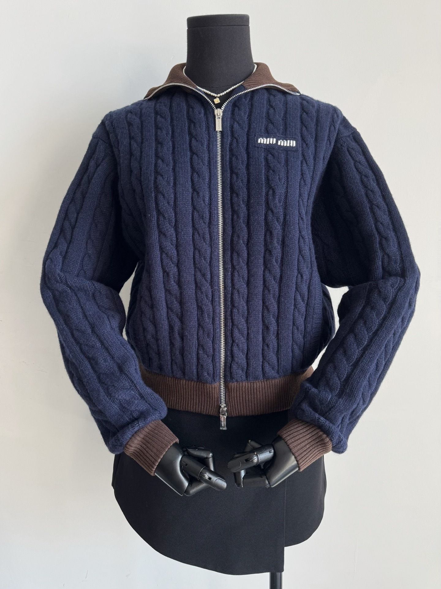 NO:566673,Recently, I have really been attracted by the miu pop-up series. There are many exquisite and unpopular models. Follow me and add aesthetics. You can’t go wrong~~ Custom-woven and dyed deep navy blue sheep wool. Soft, delicate and relaxed weaving. The splicing of brown threads has an autumn and winter atmosphere. The jacquard patch is embellished with a small logo to satisfy customers who have extremely high requirements for craftsmanship details. 'Lazy' and 'exquisite' are just right in balance.  The first batch of all codes are put into the warehouse, eliminating the tedious offline process,,miumiu,alexander wang19860909近期真的是被miu快闪系列种草不少 好多精致又冷门的款 跟随我加审美不出错 ~~ 定织定染深藏蓝色绵羊毛毛料 柔软细腻松弛有度的织造 拼接咖色螺纹颇有秋冬氛围 提花贴布小logo点缀 满足对工艺细节要求极高的顾客. “慵懒”和“精致”平衡得刚刚好 首批齐码入库,免去线下繁琐,,miumiu,alexander wang,Women's clothing