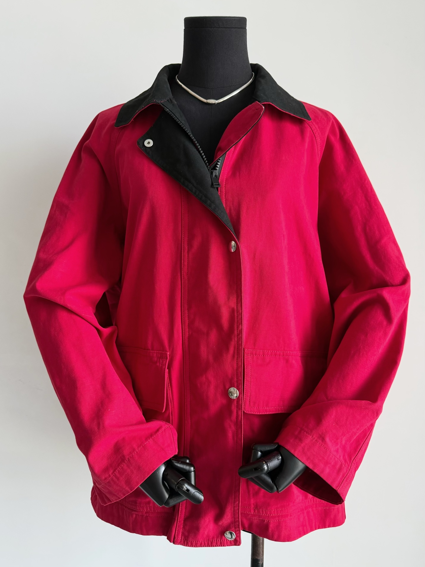 NO:567817,You all know that we rarely produce brightly colored jackets, but after this one from the row, I really can’t resist its excellence!! High-end workwear jacket, with elegant and high-end tailoring. Comfortable thickness that can adapt to all seasons. Double-process hemming for each seam, neat and tidy. Two-dimensional three-dimensional patch pockets on both sides, easy to carry daily belongings. Customized hardware snaps have been repeatedly opened and closed. The texture is super authentic and matte red does not fade. It has a sense of silhouette in the relaxed, never-forgettable, jackets &  coats,alexander wang19860909你们都知道我们很少出鲜艳外套 但the row这件上身之后 是真心无法抵抗它的优秀 !! 高级工装外套,有大气上档次的剪裁 可以适配四季的舒适厚度 每道缝线双道工艺缝边,工整利落 双侧立体贴袋,日常随身物方便携带 定制五金按扣经过反复开合测试 质感超正的哑光红不褪色 松弛中自带轮廓感,过目不忘,,jackets & coats,alexander wang,Women's clothing