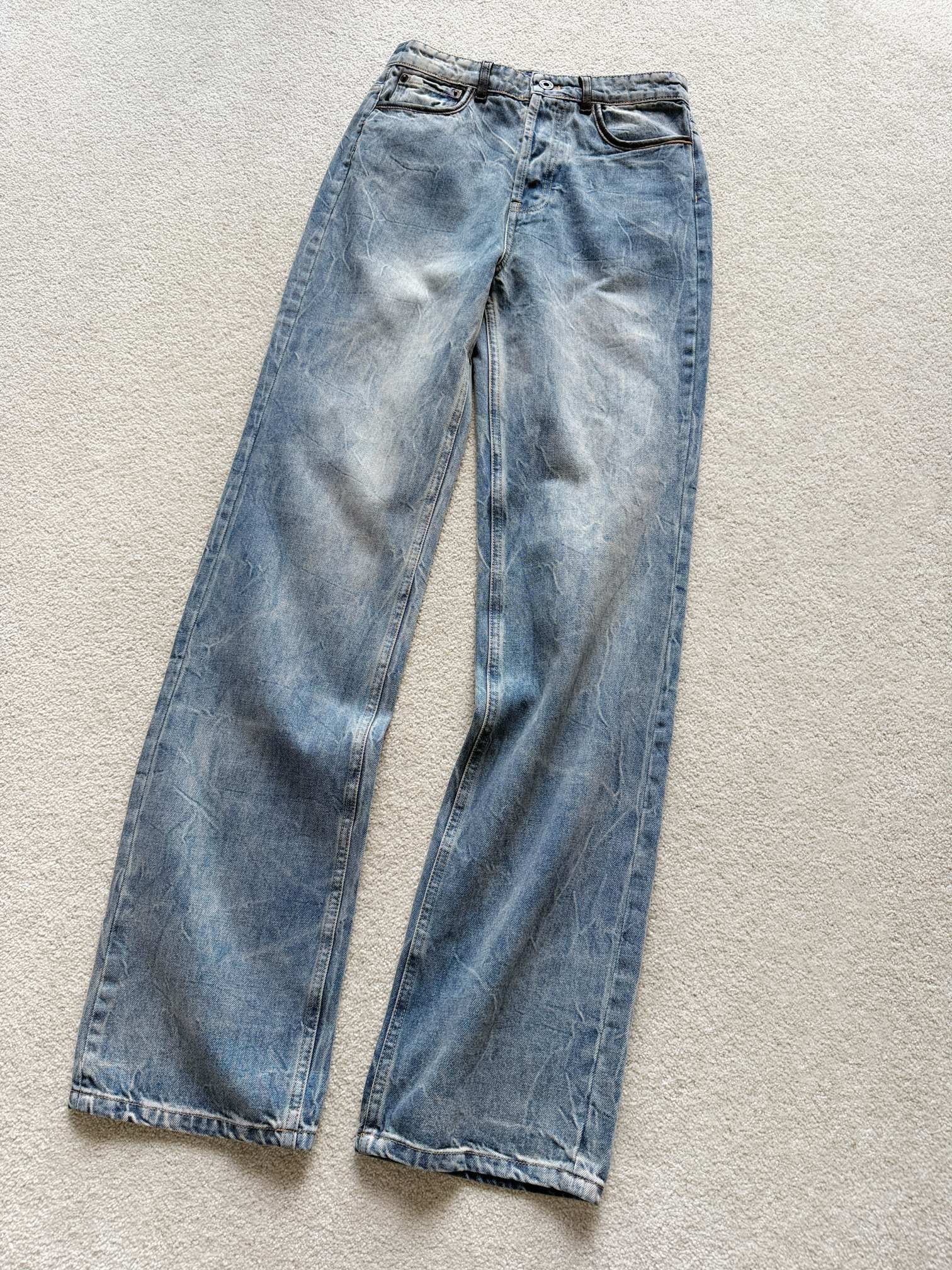 NO:570705,'Wow, I'm full of praise miu!!' You can distinguish the jeans you already have in your wardrobe. Both the pattern and the design of this pair can be called the one hanging on the ceiling!! Custom-made stiff denim fabric imported from Italy. You can see the clear three-dimensional wash lines. The craftsmanship is more advanced, no better than the previous jeans. The waist is spliced with leather hemming. The technique is extremely delicate and there is no difference at all. A small logo embellishment on the back is perfect,,miumiu,jeans,alexander  wang19860909“啧啧 赞不绝口miu !!” 可以区别衣橱已有的牛仔裤 这条不论是版型还是设计 都称得上天花板那一挂的 !! 定制意大利进口挺括牛仔面料 看得到洗水纹路的清晰立体 工艺更加高超,不比以往的牛仔裤 腰部拼接皮革包边处理 手法细腻无比,完全无差别 后副一个小logo点缀就已经很完美,,miumiu,jeans,alexander wang,Women's clothing