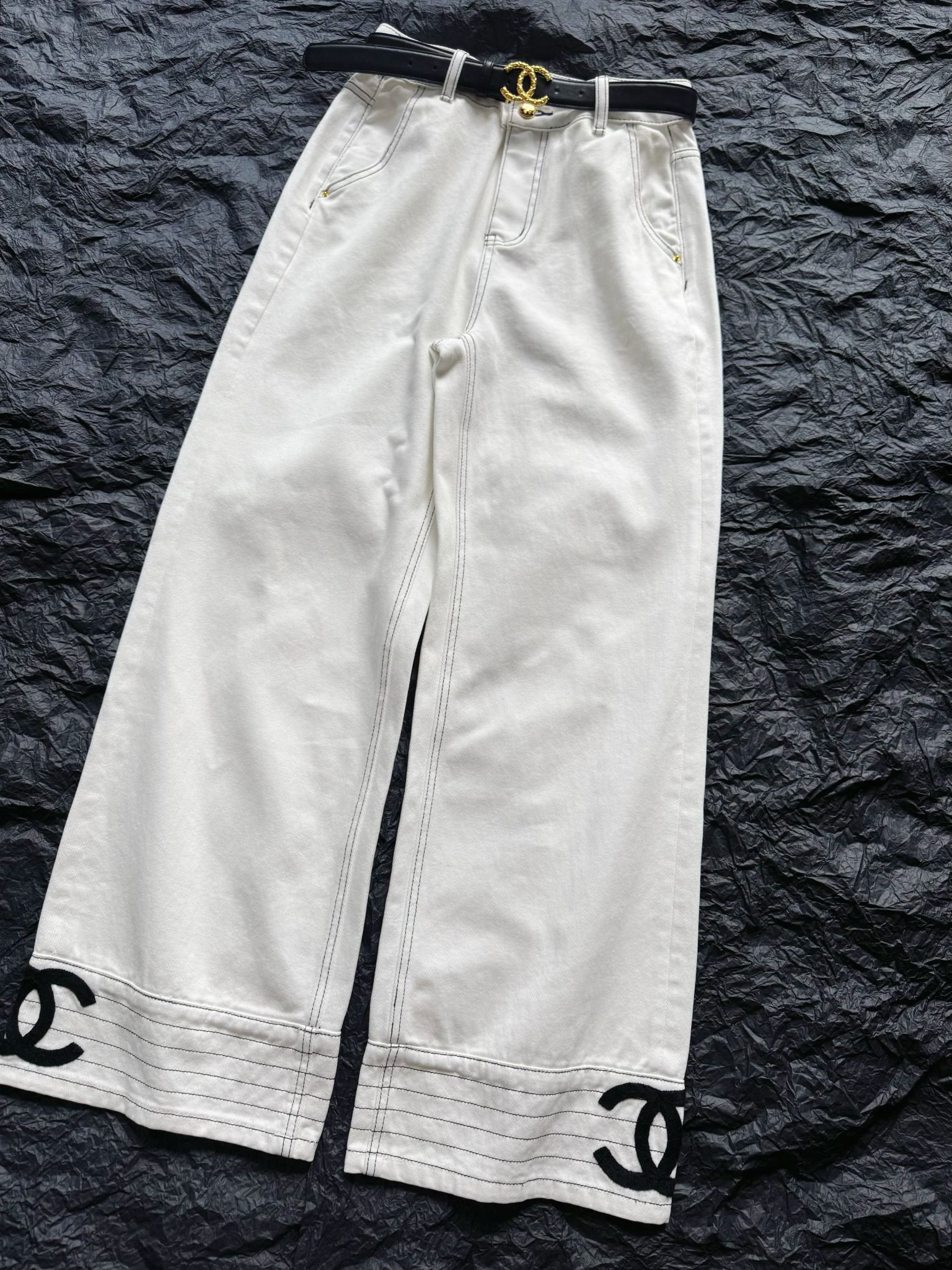 NO:567786,There are not many trousers that I am asked for the link every time I go out, and this is really one of them!! White trousers that are easy to wear and have small details. The shape of the trousers and the upper body effect are several blocks away from the previous white trousers. Customized rice apricot white twill denim cotton, soft and skin-friendly and drapey. The double C logo embroidered on the hem is not too much and not too little. It echoes the belt that is delivered. It is high-end but not exaggerated. It looks good on anyone, alexander wang19860909能让我每次出门都被问链接的裤子不多 它真的算是其中一条 !! 好穿又有小细节的白裤子 裤型和上身效果 都甩开以往白裤子几条街. 定制米杏白斜纹牛仔棉 柔软亲肤富有垂坠感 下摆刺绣双C logo不多不少 和配送的腰带相呼应 既高级又不夸张,谁穿都好看,,alexander wang,Women's clothing