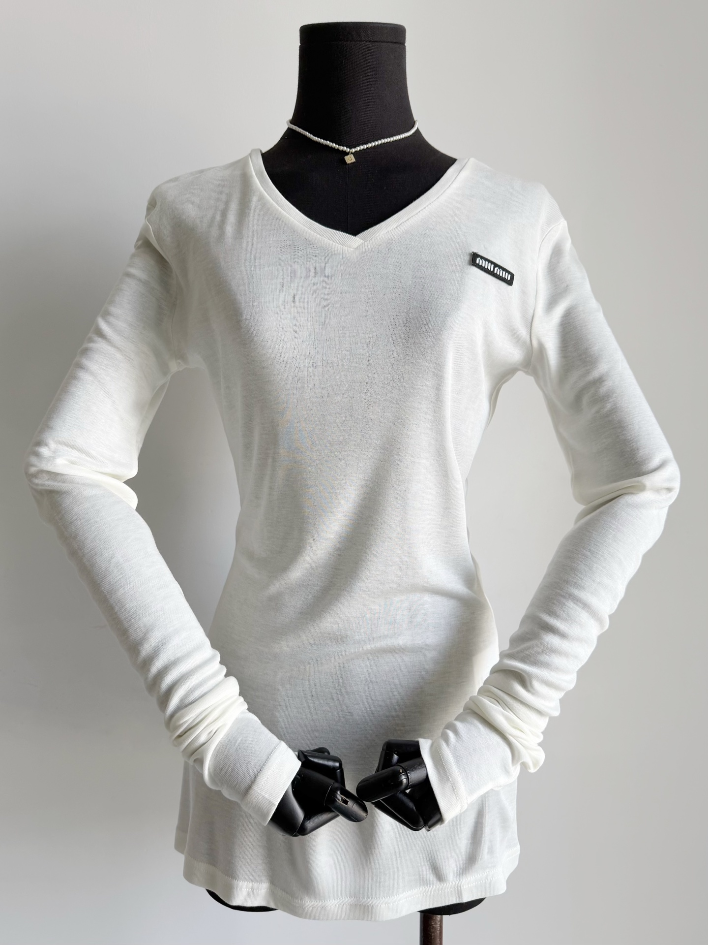 NO:567801,The V-neck base tee is new in the thin material series. It is worth buying one and hoarding it ~~Compared with the previous styles, this time the V-neck design has a more refined, elegant and charming atmosphere. 20 wool Tencel is most suitable for close-fitting and skin-friendly wear. The slim and long version has fine stitching, and the body is cut to fit but not tight. It is the feeling that you can really look like a paper girl when you wear it. It is simple and has its own recognition. For autumn and winter inner wear, wear it alone in the spring to hide the texture of the base ceiling., alexander  wang19860909薄料系列新出V领打底tee 又是值得买一件囤一件的精品 ~~对比以往的款式,这次的V领设计更有精致优雅迷人气息20羊毛天丝最适合贴身亲肤穿着修身偏长款的版型针脚处理细密,衣身剪裁贴合却不紧绷 是真正穿衣就变纸片人的feel简约自带辨识度 秋冬内搭,开春了单穿隐藏的质感打底天花板,,alexander wang,Women's clothing