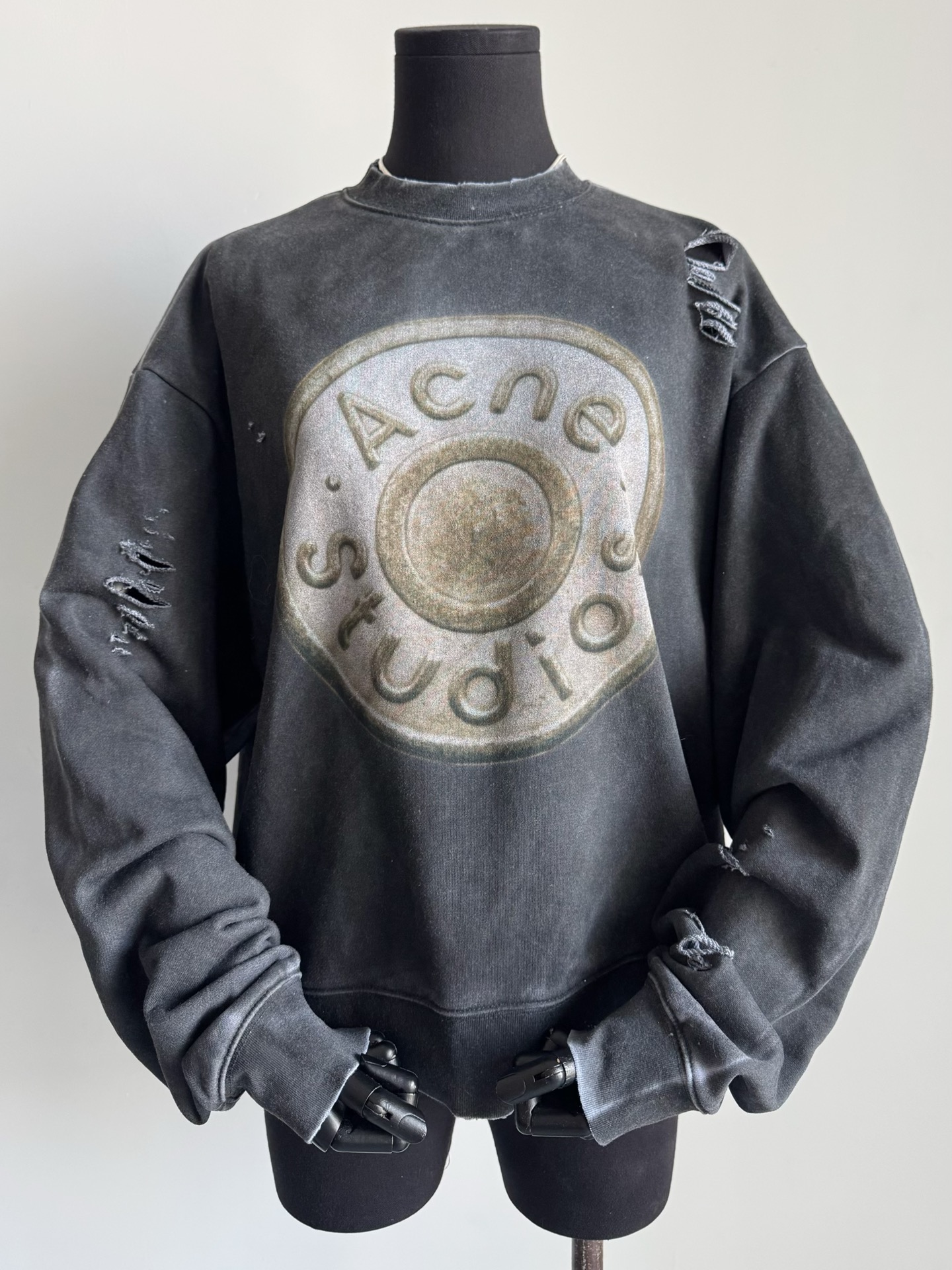 NO:569763,Who bought the scarce AC distressed sweatshirt? Of course it was me, a clever little guy!! I was shocked by the details when I bought it. Customized double-layer yarn large coil pure cotton fabric. You can see the collar/cuffs and hem. The washed distressed texture of different colors deeply touched my sensitivity to details. The distressed texture of this hole is full. The entire piece is manually positioned and worn, which is time-consuming and labor-intensive. It includes permeable distressed stretch printing.  It can be said that it is a masterpiece that has all the features and is not picky, hoodie, sweatshirts, alexander wang19860909是谁买到了稀缺款ac做旧卫衣 当然是我这个小机灵 !! 入手被细节狠狠震撼 定制双层纱大线圈纯棉面料 可以看到领口/袖口,以及下摆 不同色泽的水洗做旧质感 深深触动了我对细节的敏感度. 这个破洞的做旧质感拉满 整件手工定位磨破耗时耗力 包括渗透型做旧弹力印花 可以说是全品相,不挑人的神作,,hoodie,sweatshirts,alexander wang,Women's clothing