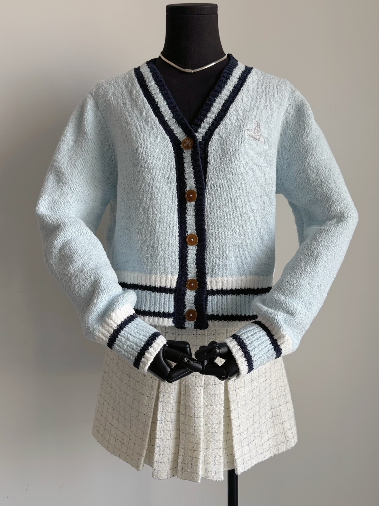 NO:570697,Vivienne Westwood Korean limited glacier blue knitted cardigan~~ Cotton + nylon + viscose blended fabric, adjusted to such a true glacier blue many times, it makes people feel eye-catching!! V-neck style contrasting stitching, black + off-white stripes embellishment, metal buttons + Saturn embroidery details are perfect, low saturation milk blue is gentle and white, it goes well with jeans or skirts, skirts, jeans, alexander wang19860909Vivienne Westwood 韩国限定冰川蓝针织开衫~~ 棉+锦纶+粘纤混纺 多次调整到如此正的冰川蓝 让人眼前一亮的感觉 !! V领版型撞色拼接,黑色+米白条纹点缀 金属纽扣+土星刺绣细节满分 低饱和奶蓝色温柔显白 搭配牛仔裤或半裙都很出彩,,skirts,jeans,alexander wang,Women's clothing