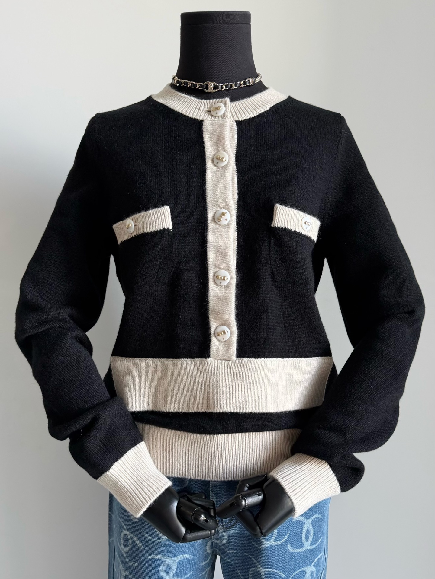 NO:570726,A 25k knitted cardigan that is low-key and full of luxurious details. I didn’t buy it at first, but ended up using it on many upper bodies. It is really a piece that has a high daily re-wear rate ~~ I bought yb custom-woven and dyed cashmere wool for 3.8w. It is three-dimensional and finely stitched. It is paired with buttons that have been restored through dozens of processes. The overall low-key luxury feeling is full!! It is not the black and white color matching seen on the market. The real thing is a special and high-end oatmeal tone.  Everyone has a different feeling when driving,,alexander wang19860909低调又奢华细节感满满的25k针织开衫 刚开始没入手,最后刷到不少上身 还真的是日常复穿率极高的一件 ~~ 3.8w购入yb定制定织定染羊绒毛料 立体裁剪精细缝合 搭配经过数十道工序还原的纽扣 整体低调奢华感拉满 !! 不是市面所见的黑白拼色 实物是特殊且高级的燕麦色调 任人驾驭都有不一样的feel,,alexander wang,Women's clothing