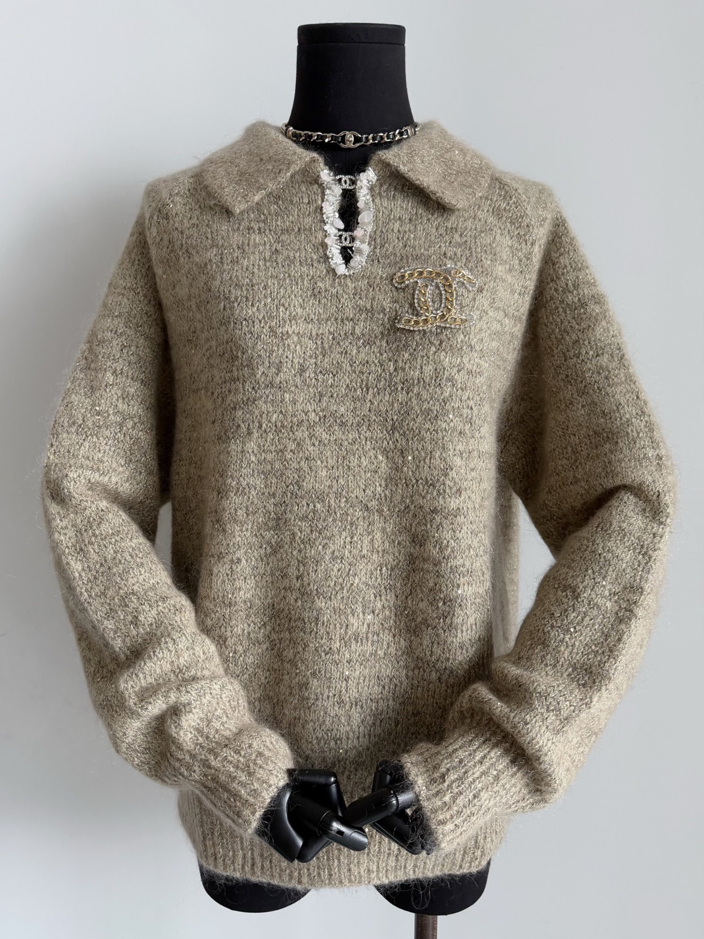 NO:570710,Full marks for a private collection of vintage mid-century fragrance. I finally waited until the temperature cooled down to put it on. It is a furry item that is so beautiful that I love it~~ Custom-woven and dyed dark oatmeal cashmere wool, interspersed with gold threads and hand-brushed. The furry fur on the surface is very skin-friendly. It is delicate and soft when worn next to the skin. The age-reducing polo lapels are matched with double C hardware buckles. There are no more than no crystal hand-stitched embellishments. It is more exquisite and unforgettable than ordinary sweaters. Sweaters, alexander  wang19860909满分私藏款vintage中古香 终于等到降温把它穿上 美到我心坎上的一件毛茸茸单品~~ 定织定染深燕麦色羊绒毛料 穿插了金线加手工拉毛 表面一层毛茸茸的绒毛很亲肤 贴身穿细腻柔软不扎肉. 减龄polo翻领搭配双C五金扣 不多不少的水晶手缝点缀 比普通的毛衣更让人精致难忘,,sweaters,alexander wang,Women's clothing