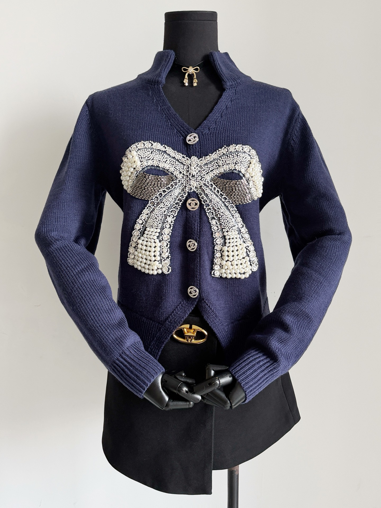 NO:569773,Many old customers are urging for replacement of this beautiful sweater. The main 'atmosphere and texture cheat' in autumn and winter~~~ This dark blue cashmere wool and the handmade bow part are enough to stand out from ordinary sweaters. It starts with appearance and quality. Adhere to the fine processing of custom-dyed dark blue cashmere wool. Not afraid to wear it next to the body. It is soft and delicate. It takes 6-8 hours to sew imported diamonds and pearls by hand. Each bow is embellished with sister double C hardware buckles to create a fake cardigan design.  In fact, it is a cute pullover sweater,,sweaters,alexander wang19860909不少老顾客都在催更这件绝美小衫 秋冬主打的“氛围质感作弊器”~~~ 这个深藏蓝羊绒毛料和蝴蝶结手工部分 就足以甩开普通毛衣几条街. 始于颜值衷于品质 坚持定染深藏蓝羊绒毛料精细处理 不惧怕贴身穿,柔软细腻 纯手工缝制进口奥钻加珍珠 每一个蝴蝶结耗时6-8小时 姐妹双C五金扣点缀打造假开衫设计 实则是件乖乖的套头毛衣,,sweaters,alexander wang,Women's clothing