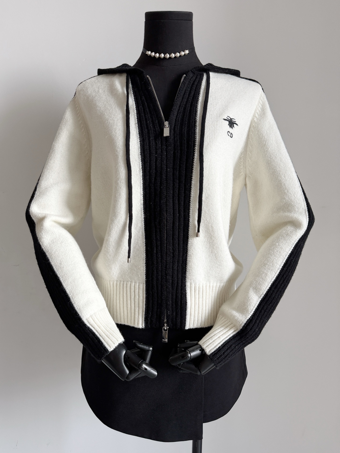 NO:570691,It has a relaxed and fashionable feel. The upper body has perfect texture. Classic CD bee embroidery pattern. Exquisite three-dimensional. 70% wool blended with 30% cashmere. Delicate and comfortable without pricking the flesh. Black and white contrasting color + hooded version. It has a sense of relaxation. It is elastic. Customized zipper pull detail logo. The opening and closing degree can be adjusted freely. The knitted texture is fine and uniform. Ribbed edge elasticity. Not tight. Paired with jeans. Suitable for daily commuting. Various scenarios. First batch in stock.  Recommended two colors, jeans, hats, alexander wang19860909自带松弛时髦感 上身质感满分 经典CD小蜜蜂刺绣图案 精致立体 70羊毛混纺30山羊绒 细腻舒适不扎肉 黑白撞色+连帽版型自带松弛感 富有弹力 定制拉链头细节Logo 可自由调节开合度 针织纹理细密均匀 罗纹收边弹力 不紧绷 搭牛仔裤 适配日常通勤 多种场景 首批入库 推荐两色,,jeans,hats,alexander wang,Women's clothing