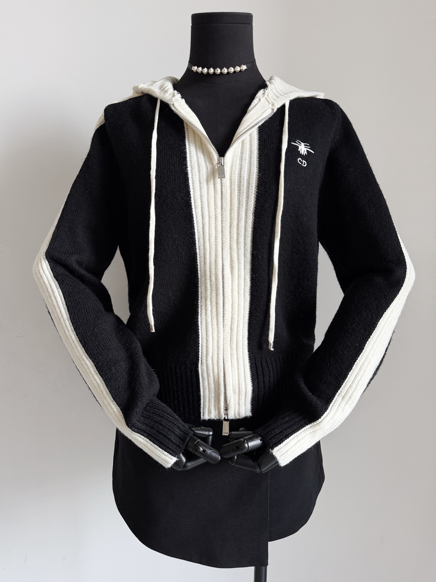 NO:570701,Actual photos of black details. The thickness is moderate and can be worn in three seasons. There is no such thing as too much of this elegant shirt ~~,,alexander wang19860909黑色细节实拍图 厚度适中,横跨三个季节都能穿 这种优雅小衫不嫌多 ~~,,alexander wang,Women's clothing