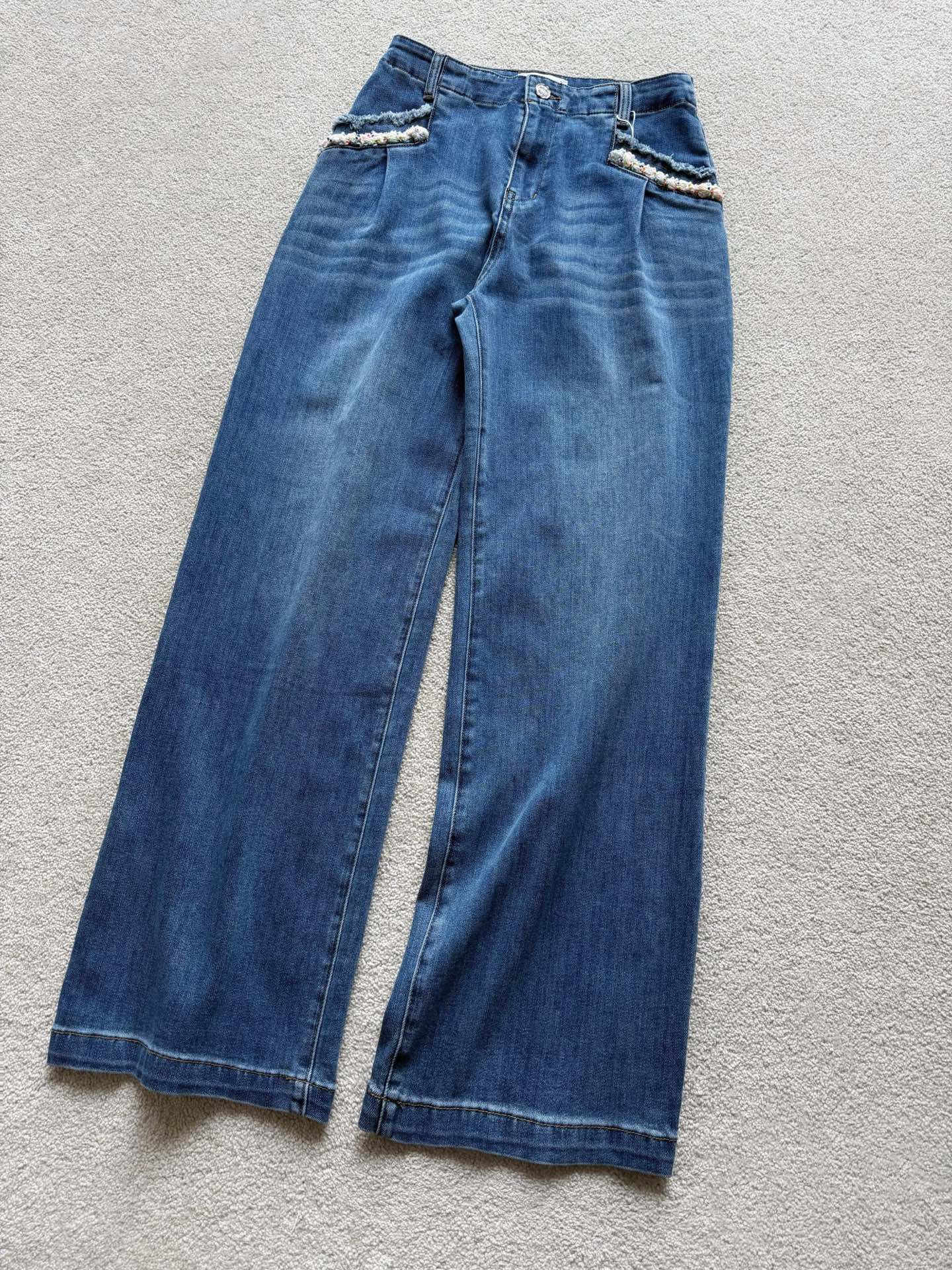 NO:570720,At this time of year, my denim pants are constantly popping up. They can be used as the lower body of your wardrobe. They can be easily worn for three to five years and still look good~~ New hand-stitched webbing true blue jeans. Customized micro-elastic denim cotton, soft and washed. With slight elasticity, the upper body is more comfortable. Straight-leg loose pants with mid-high waist. Pockets are spliced ​​with colorful beaded webbing details. You can easily identify the fragrant elements, low-key luxury, jeans, alexander wang19860909每年这个时候我家牛仔神裤层出不穷 可以承包你衣橱的下半身 轻松穿三五年依旧不过时 ~~ 新款手缝织带正蓝色牛仔裤 定制微弹牛仔棉,柔软洗水 带有微微弹力,上身更舒适 直筒偏宽松裤型中高腰 口袋拼接彩色串珠织带细节点缀 一眼识别香的元素,低调奢华,,jeans,alexander wang,Women's clothing