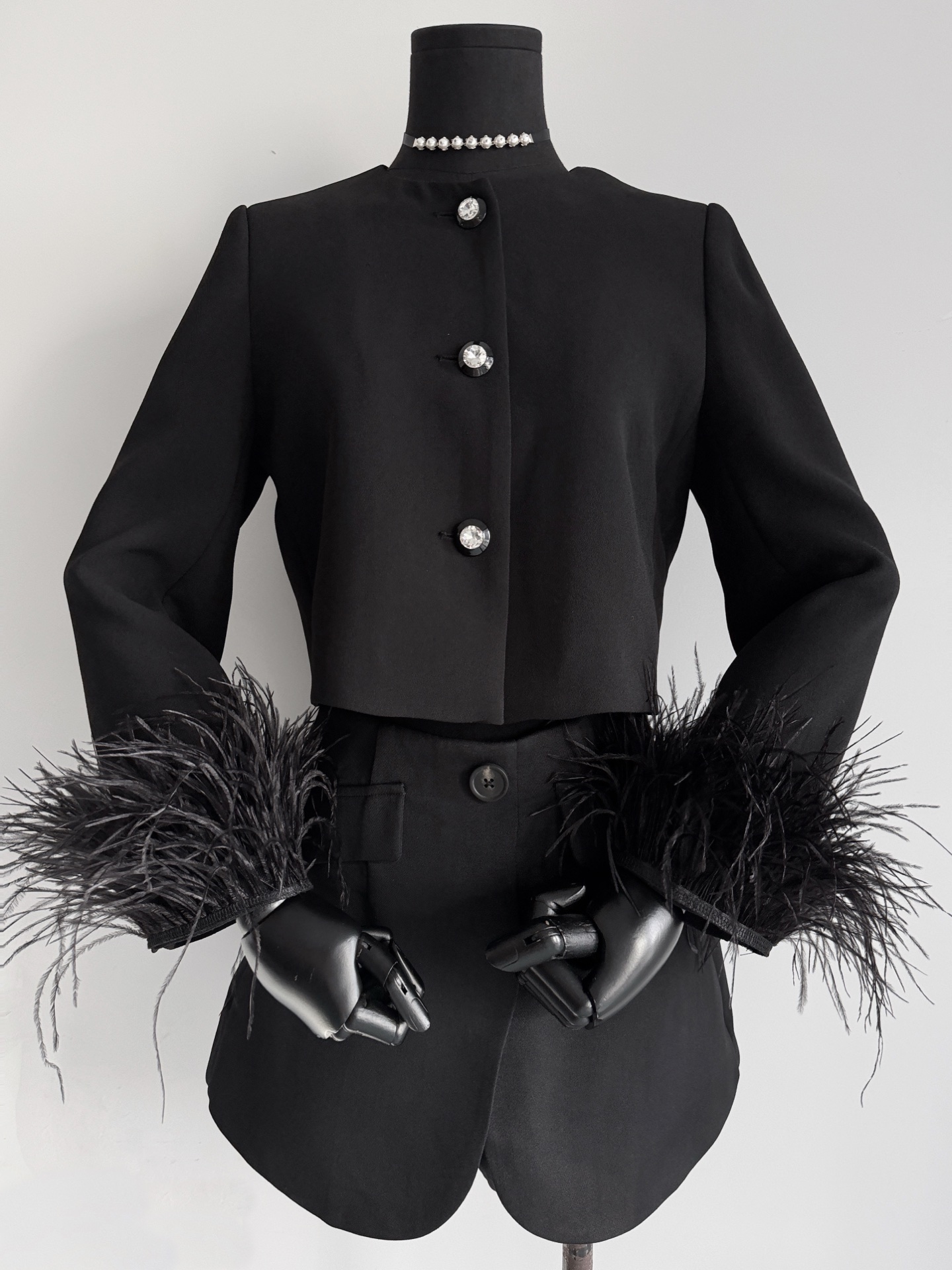 NO:576059,The ZY tableya autumn and winter black swan jacket is so beautiful ~~ You will be attracted by it at a glance, and the details are even more moving. The custom-made suit fabric is delicate and soft, and feels silky without being stiff or stuffy at all. The three-dimensional cut has an H-shaped shoulder, which is drapey but not soft. It meets the needs of many occasions. Detachable feather cuffs, you can switch between the two styles at will. The texture of customized real ostrich feathers. Classic black will not go out of style even if you wear it for four or five years. Jackets & coats, business suit, alexander  wang19860909ZY桌雅秋冬黑天鹅外套美到开挂 ~~ 一眼就沦陷,细节更是为之动容 定制的西装面料细腻柔软 手感丝滑一点也不会生硬闷汗 立体剪裁正肩H型,垂坠但不软塌 满足多场合穿搭需求 可拆卸羽毛袖口,两种风格随意切换 定制真鸵鸟毛看得到的质感 经典黑色穿个四五年也不会过时,,jackets & coats,business suit,alexander wang,Women's clothing