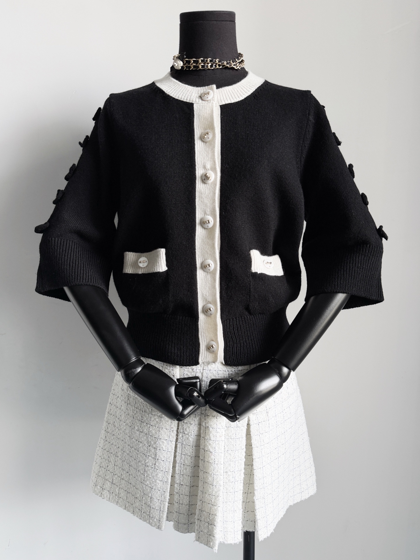 NO:576579,The bow series is more expensive, and the most expensive part is the restoration of heavy-duty buttons!! We insist on going through more than a dozen processes to get the fuke in place. The cost of other cashmere fabrics is the same. It is worthy of your careful appreciation ~~ Custom-woven and dyed reactive black/rice apricot white cashmere wool. The contrasting color weaving is more elegant and layered. The three-dimensional bow on the side is vividly restored. The button part is difficult to process, and my family insists on opening molds. I really understand the good intentions when I buy it, alexander wang19860909蝴蝶结系列这件更贵 贵就贵在重工扣子的还原 !! 坚持经过十几道工序才能fuke到位 其他羊绒面料成本低是一样 值得你们细细品味的一件 ~~ 定织定染活性黑/米杏白羊绒毛料 撞色织造更显优雅和层次 侧面立体蝴蝶结还原淋漓尽致 扣子部分工艺难度大,我家坚持开模 入手就真的明白用心良苦,,alexander wang,Women's clothing