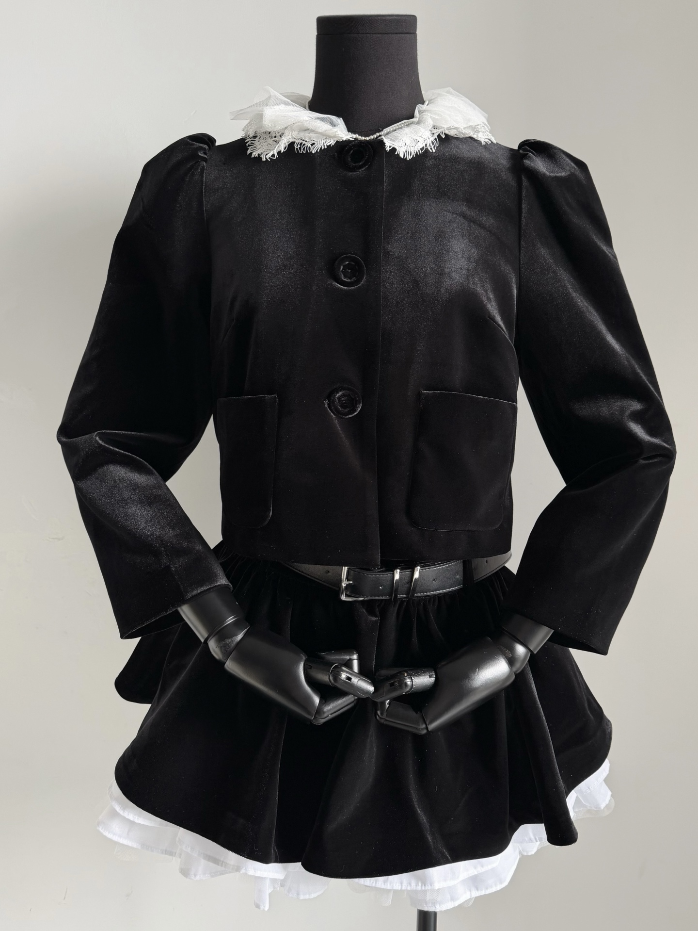 NO:588020,Zhao Lusi wears a set in offline check-in stores. The aesthetics are absolutely unmistakable ~~ Meets the dressing needs of various occasions. This high-end matte texture velvet suit is the true love of Vanity Fair recently!! Customized velvet fabric + spandex blend has just the right matte texture, low-key luxury. The puff sleeve design of the dress makes you slim and elegant. The spliced ​​lace collar is detachable. The puffy skirt is a set that shows off your figure. It is a bonus for daily gatherings and important days, skirts, alexander wang19860909赵露思线下打卡实体店穿的一套 审美绝对不会出错 ~~ 满足各种场合穿搭需求 这一套高级哑光质感丝绒套装 是近期名利场的真爱了 !! 定制丝绒面料+氨纶混纺 恰到好处的哑光质感,低调奢华 衣服泡泡袖设计显瘦抬气质 拼接蕾丝领可以拆卸. 蓬蓬半裙一套穿超显身材 日常聚会,重要日子都加分,,skirts,alexander wang,Women's clothing