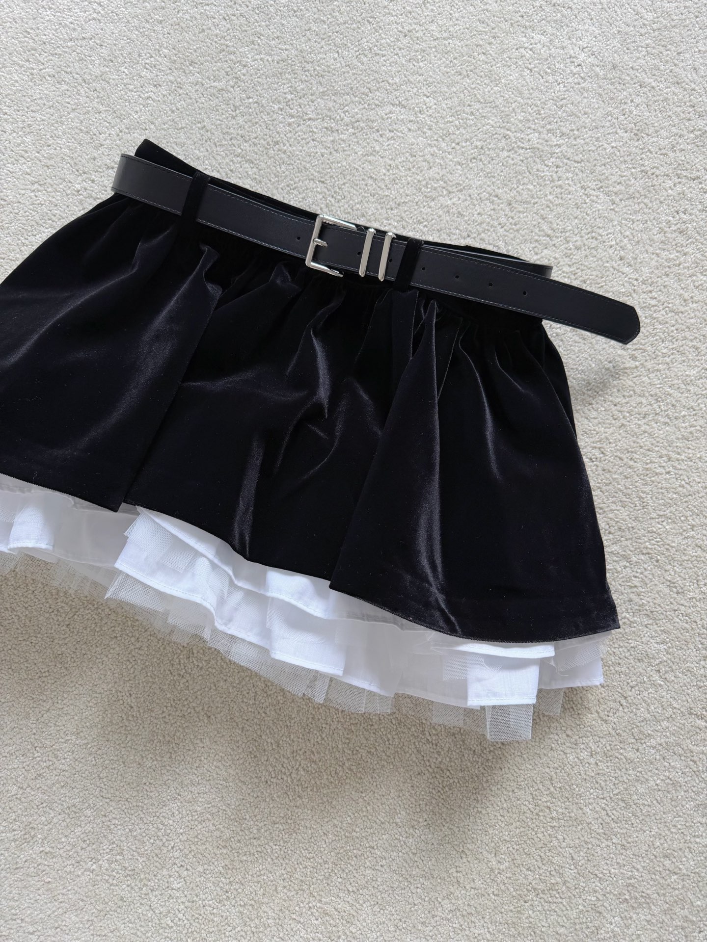 NO:588037,Actual photos of the details of the same series of skirts. We have to use enough materials to have such a good fit. Each layer is made independently and is unambiguous. The lace-lined shorts inside are of the same color to prevent exposure. Meet different dressing needs, skirts, shorts, alexander wang19860909同系列·半裙细节实拍图 做足了用料才能有如此好版型 每一层都是独立制作,毫不含糊 内里同色系蕾丝内衬短裤防走光 满足不同穿搭需求,,skirts,shorts,alexander wang,Women's clothing