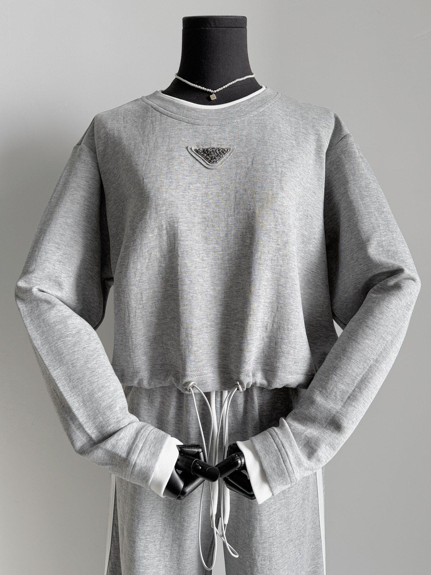 NO:578861,A worry-free suit that can be worn under any down jacket ~~ Practical wear-oriented rebate price. Not only you can keep it for yourself or give it away without any pressure. The combination of two fake round-neck sweatshirts + casual sweatpants has a lazy atmosphere that takes into account daily leisure. It can be worn freely and easily. The custom-made gray cotton sweatshirt fabric is hand-moulded to distinguish it from ordinary sweatshirts. The hem and trouser legs can be drawstring to meet different matching needs.  The heavy-duty studded triangular logo increases recognition and can easily last three to five years and still be fashionable and easy to wear, hoodie, sweatshirts, down jacket, alexander wang19860909可以穿在任意羽绒服里的省心套装 ~~ 实穿主义回馈价 不仅你们自留或是送人都毫无压力 假两件圆领卫衣+休闲卫裤的搭配 慵懒氛围兼顾日常休闲 穿起来无拘无束,轻松自在 定制花灰色纯棉卫衣面料 用手模得出与平常的卫衣的区别 衣服下摆加裤脚都可以抽绳收腰 满足不同搭配需求. 重工钉钻三角标,增加辨识度 轻松过个三五年依旧时髦好穿,,hoodie,sweatshirts,down jacket,alexander wang,Women's clothing