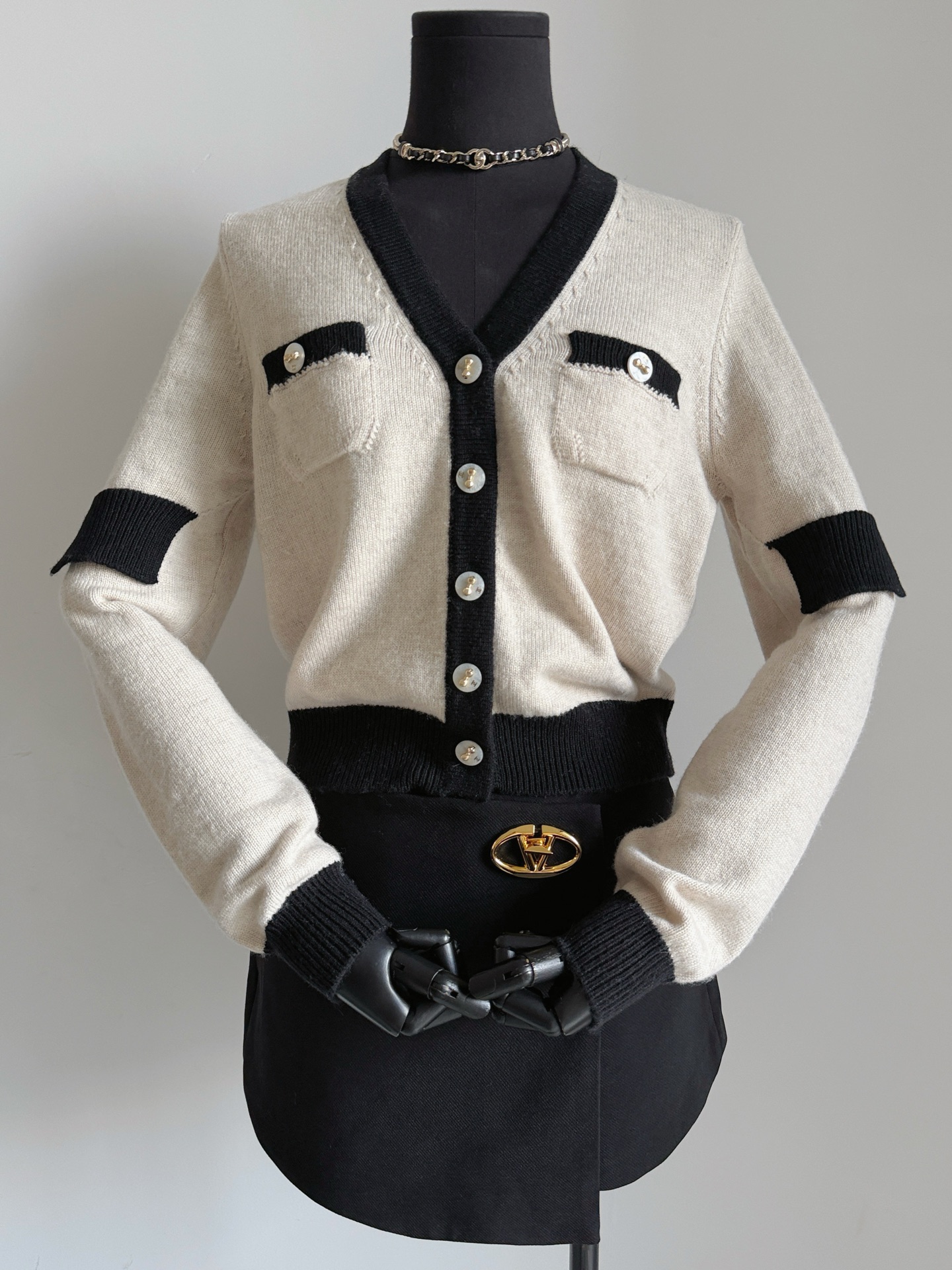 NO:589252,Continue to update vintage mid-range fragrances. My love for this category has gone far beyond new styles. You can only know the real fragrance after buying it!! Custom-woven and dyed matching 1v1 wool wool. Classic contrasting color design, beautifying proportional lines. High-density knitting machine matching weaving, thread closing. Highly elastic and unrestrained. The V-neck version is slim and not tight. You can control it at will, without any restrictions on your figure. There are also details, you can compare at will without pressure, alexander wang19860909继续更新vintage中古香 我对这个品类的挚爱已经远远超越新款 入手了才能知道是真的香 !! 定织定染对版1v1羊毛毛料 经典撞色设计,美化比例线条 高密针织机对版织造,螺纹收口 富有弹力无拘无束 V领版型修身显瘦不紧绷 随意驾驭,对身材不设限 还有的细节都有,随意对比无压力,,alexander wang,Women's clothing