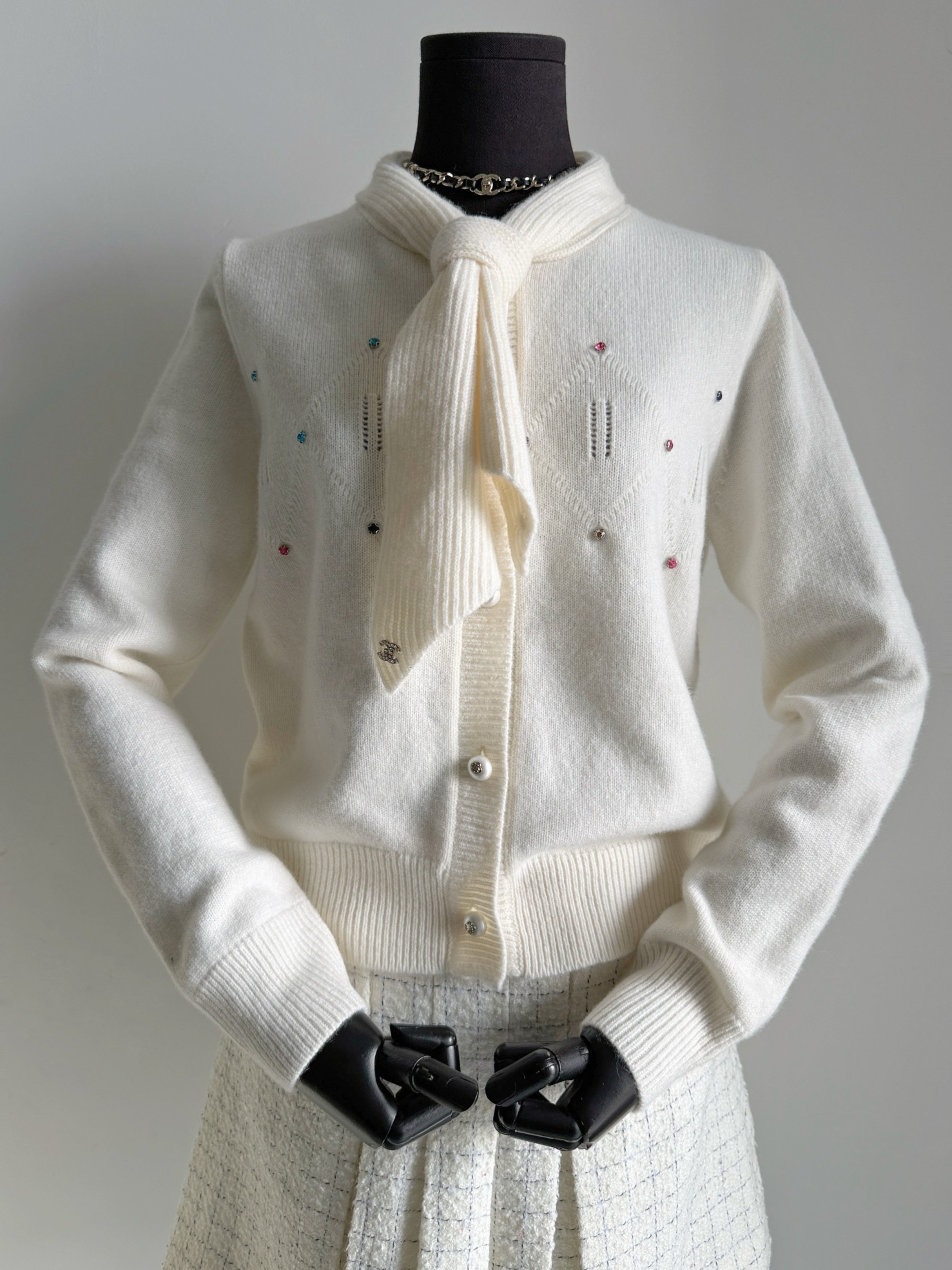 NO:589262,Vintage style, fall in love at first glance. This cardigan is both French and cute!! Soft and soft as clouds, it is the top healing item in autumn and winter. Custom-woven and dyed cream white cashmere wool has been washed and processed to be skin-friendly and comfortable without sticking. The tie design on the neckline adds a sense of age. Colorful diamonds and exquisite logo embellishments are not too beautiful. It is the focus when worn alone. It is even more outstanding when layered!  It looks great when paired with skirts/casual pants/jeans. Not every cardigan can accompany you through the four seasons. It can, skirts, jeans, alexander wang19860909vintage中古香·一眼沦陷 既法式又俏皮可爱的小开衫 !! 轻软如云是秋冬里的顶级治愈单品 定织定染奶油白羊绒毛料 经过洗水处理,亲肤舒适不扎肉 领口系带设计减龄感拉满 彩钻和精致logo点缀 不要太美 单穿焦点 叠穿更出挑 !! 短款版型悄悄藏住肉肉 拉长比例的小心机 搭配半裙/休闲裤/牛仔裤都很出挑 不是每一件开衫能陪你穿梭四季 它可以,,skirts,jeans,alexander wang,Women's clothing