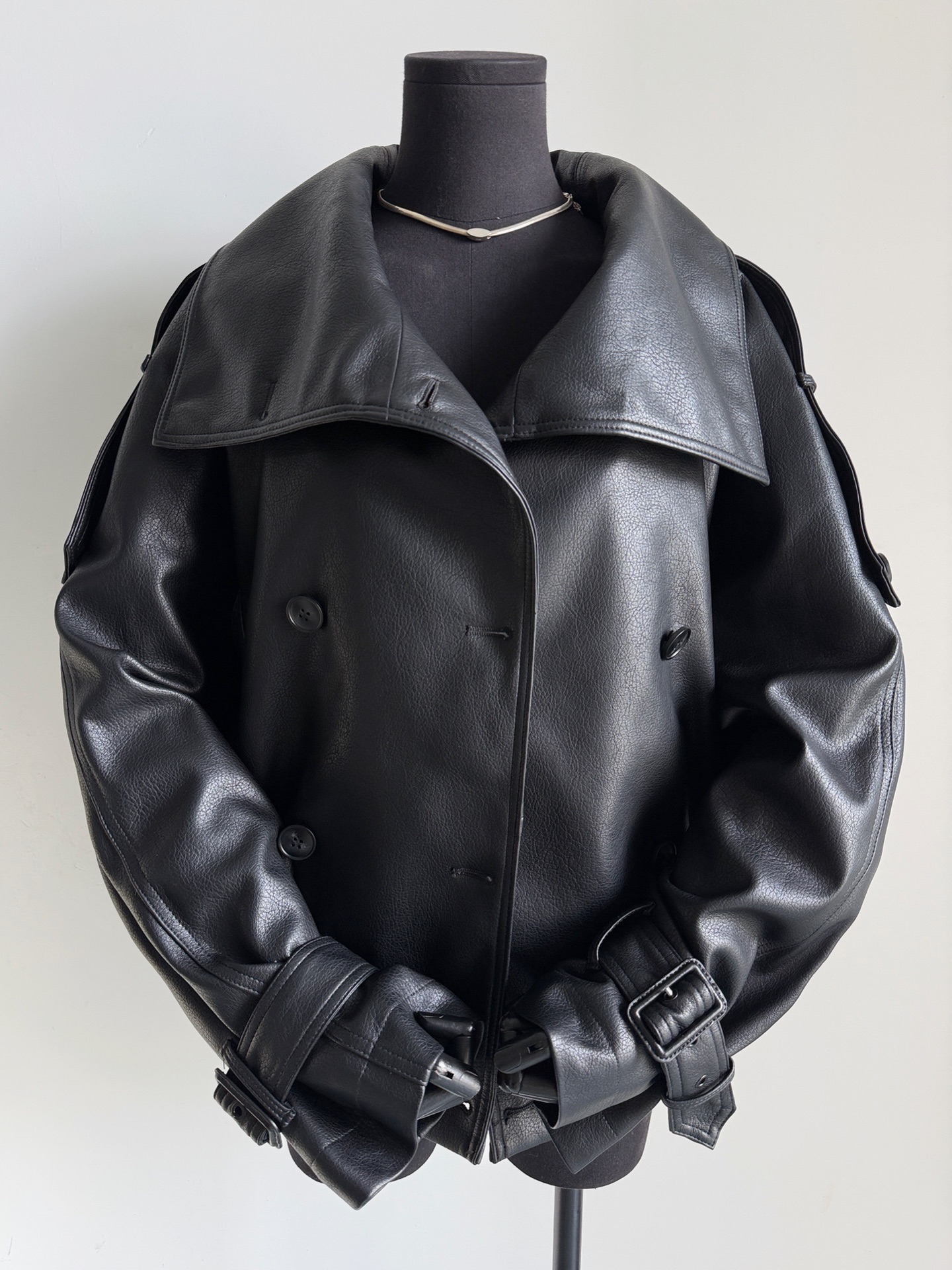 NO:589240,It has been more than a month since the large goods with dustproof bags were put into storage and I dare not update. The spot goods have been sold out by customers in foreign trade channels. I finally have some inventory to release. Recommended to every old customer. You can earn high-end lines by buying them. Customized top-quality PU with excellent matte texture. The leather label with fine old letters and logo on the back immediately lights up the whole design!! The leather texture is clear and the wiring is smooth and delicate. Every small detail is meticulously crafted. The pattern breaks the rigidity of traditional leather jackets.  The hem-closed version is both A and sassy. It can be worn with just any pair of jeans from the closet, jeans, leather jacket, alexander wang19860909配防尘袋大货入库已经一个多月都不敢更新 现货被外贸渠道顾客都包完了 终于有点库存可以来发布. 推荐给每一位老顾客 入手就是赚到的高端线 定制顶级优质PU,哑光质感极佳 背后精细做旧字母logo皮标 顿时点亮了整件设计感 !! 皮质纹理清晰,走线平稳细腻 每一处小细节都做到了精工细致 版型打破传统皮衣的僵硬 下摆收口版型又A又飒 随便从衣橱抓条牛仔裤都能搭,,jeans,leather jacket,alexander wang,Women's clothing