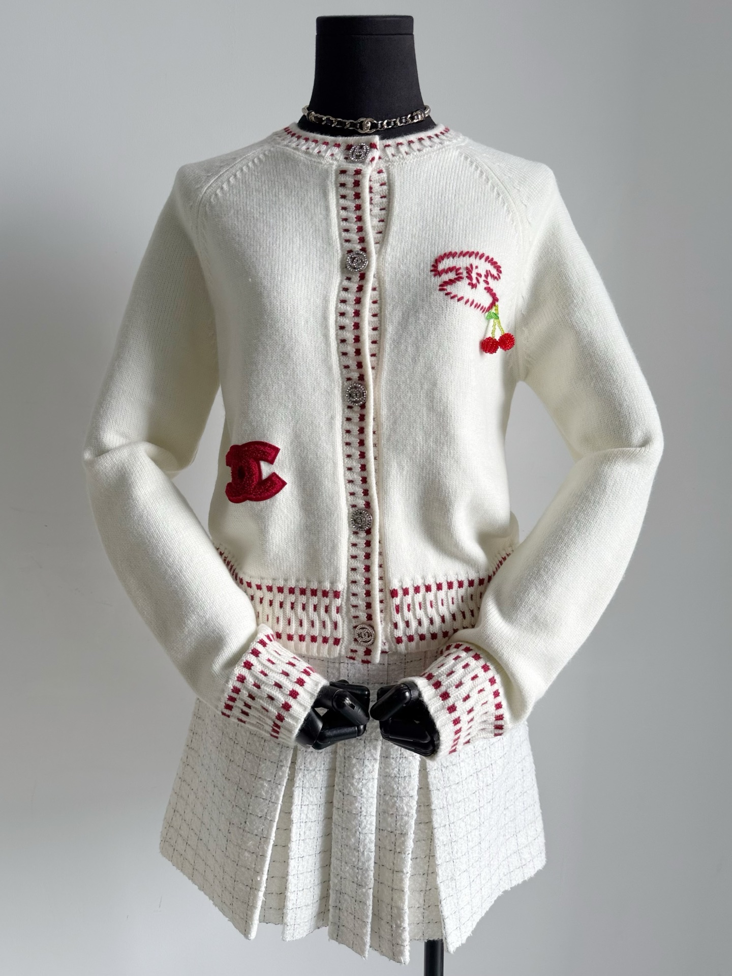 NO:588055,This year's mid-century fragrance is going crazy!! The cute handmade cherry cardigan. This design and texture are a must-have collection ~ Custom-woven and custom-dyed rice apricot white cashmere wool, finely processed with soft washing, delicate and rich. Three-dimensional hand-made thick needle embroidery with double C and beaded cherries on the chest. A bit of contrasting color design is just right. An unforgettable design sense. The right-shoulder version of the upper body has a good fit and is not too soft. It can be worn as you age well, alexander  wang19860909今年的中古香杀疯了 !! 乖巧到不行的手工制作樱桃开衫 这个设计和质感是妥妥的收藏级别 ~ 定织定染米杏白羊绒毛料 经过柔软洗水精细处理,细腻丰富 胸前立体手工粗针刺绣双C加串珠樱桃 一点撞色设计恰到好处 让人过目不忘的设计感. 正肩版型上身自带好版型不软塌 乖巧减龄可以穿到春天,,alexander wang,Women's clothing