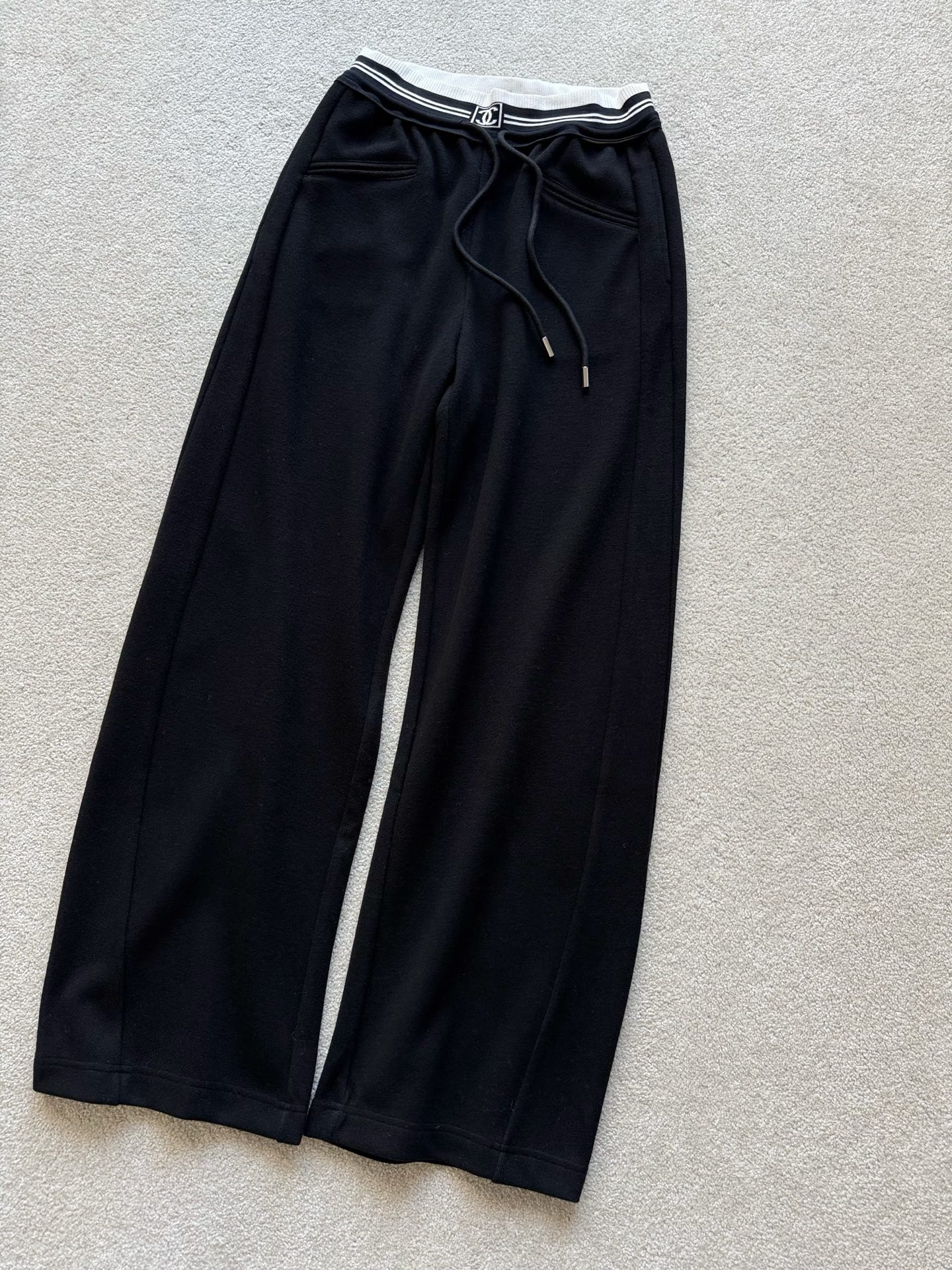 NO:579296,Continue to release autumn and winter magic pants and wide-leg casual pants. They are simple and elegant, with a sense of luxury. I keep both colors when they are in stock. Jackets/down jackets that can match everything in your wardrobe. Customized autumn and winter drape and shaped brushed casual pants fabrics. Real drape, warm and not bloated. Slightly loose trouser legs have no limit on leg shape. Not easy to fluff/not easy to deform/not easy to shrink. Durable and easy to take care of.  Anyone who buys a pair of our cream pants will definitely become a fan, jackets & coats, down jacket, alexander wang19860909继续发布秋冬神裤·阔腿休闲裤 简约大气,自带高级感 两个颜色大货入库我都自留 能搭配你衣橱一切的外套/羽绒服 定制秋冬款垂坠有型磨毛休闲裤面料 实打实的垂坠感,保暖不臃肿 微宽松裤腿对腿型不设限 不易起毛/不易变形/不易缩水 经久耐穿又好打理 凡是入手一条我家奶油裤必定狠狠圈粉,,jackets & coats,down jacket,alexander wang,Women's clothing