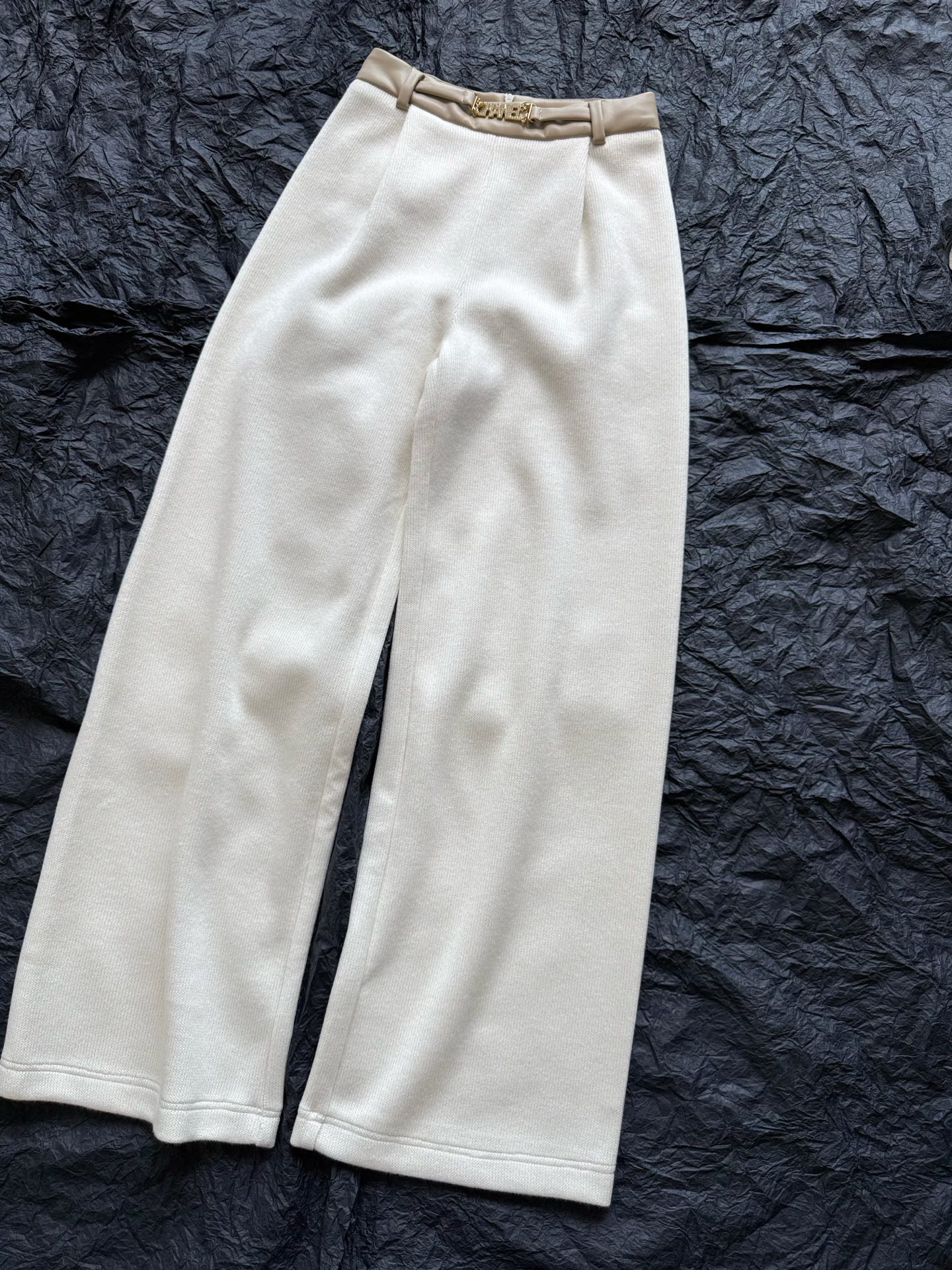 NO:590393,Excellent knitted pants that come back on time every year. This year is no exception ~~ How many old customers are waiting for this pair!! Exclusively customized high-quality thick knitted fabric, not easy to pill/wrinkle/deformation, drape enough to match any lower body in the wardrobe. It has its own unique charm. This year's new Chane letter logo with diamond logo and contrasting color leather belt can add a lot of points to any outfit, whether it is worn with sweaters or various types of jackets and down jackets.  White/pink/black three-color hair,,chanel,jackets & coats,sweaters,down jacket,alexander wang19860909每年准时复出的绝好针织裤 今年也不例外 ~~ 有多少老顾客都在等这一条 !! 独家定制高品质厚实针织面料 不易起球/不易起皱/不易变形走样 垂坠十足媲美衣橱任意下半身 它都有自己独到的魅力. 今年全新的chane字母满钻logo 拼接撞色皮质腰带 不论搭毛衣还是各类外套羽绒服 它都能给穿搭加分不少 白色/粉色/黑色三色齐发,,chanel,jackets & coats,sweaters,down jacket,alexander wang,Women's clothing