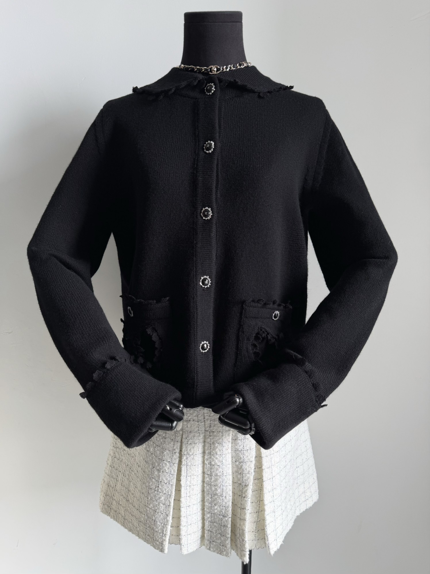 NO:591771,Actual photos of black details, low-key and elegant, rich and delicate. It is a must-have doll collar cardigan for the wardrobe,,alexander wang19860909黑色细节实拍图 低调优雅,富有小精致 是衣橱必不可少的娃娃领开衫,,alexander wang,Women's clothing