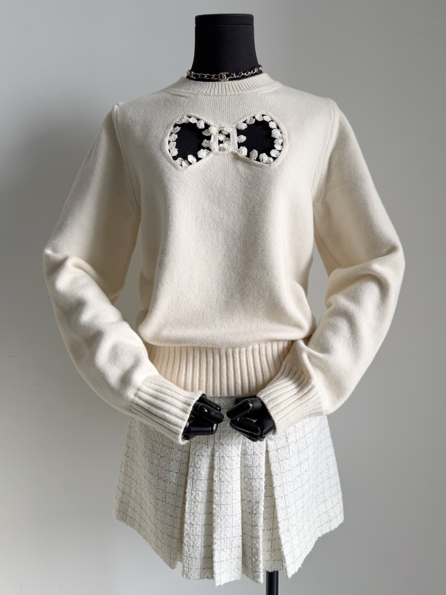 NO:590739,Only when I got the original did I realize that the design is so clever. This 25k must-have bow sweater. Whether it is worn as an inner layer or worn alone in the spring, its beauty can only be felt by those who buy it ~~ Custom-woven and dyed wool and silk are comfortable to wear and do not tie the flesh. You can see the craftsmanship of the bow through the screen. The small details of the hollow design and tassels distinguish the messy 'patterns' on the market. The apricot white is elegant and noble, and the pure black is slim and mysterious.  There are so many occasions to wear it in the second half of the year!!,,sweaters,real silk,alexander wang19860909拿到原办才知道设计如此巧妙 25k必入的蝴蝶结毛衣 不论是当下内搭,还是开春单穿 它的美只有入手的人才能感受 ~~ 定织定染羊毛毛料搭配真丝 贴身穿舒适不扎肉. 隔着屏幕都看得到蝴蝶结匠心之作 镂空设计流苏小细节 区别市面乱七八糟的“花纹” 米杏白优雅高贵 纯黑色显瘦又神秘 下半年穿到的场合太多了 !!,,sweaters,real silk,alexander wang,Women's clothing